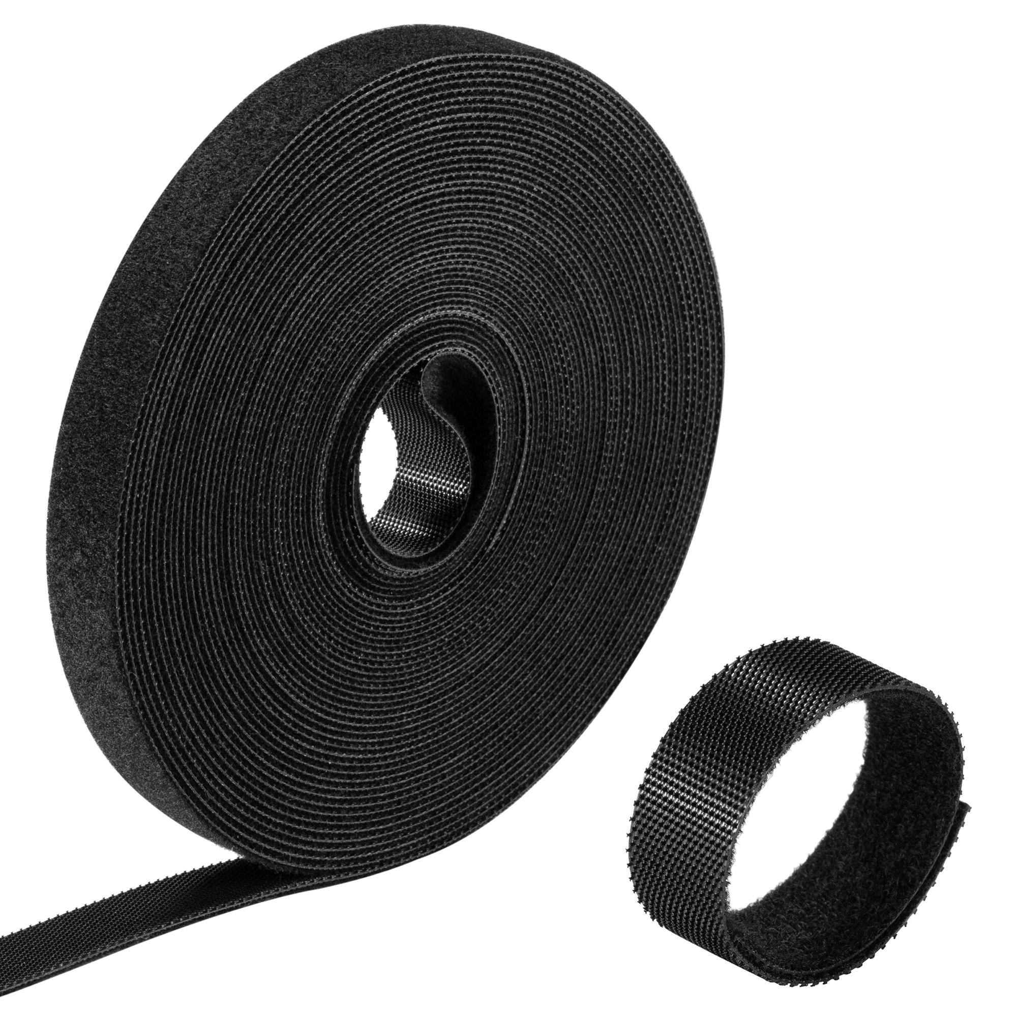Primo piano di un rotolo di cinturino in velcro nero e un pezzo tagliato, isolato su bianco.