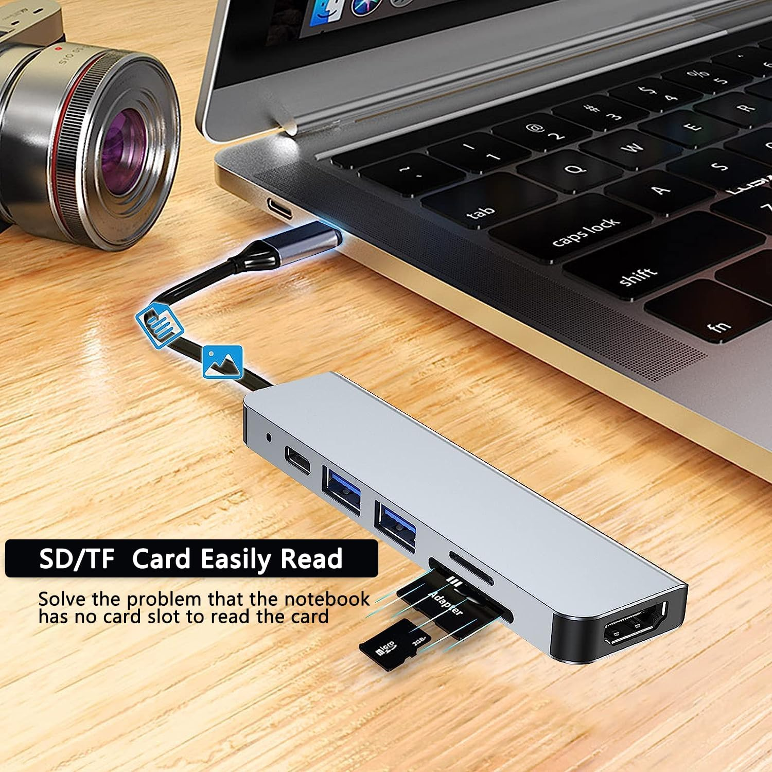Ein silberner USB-Hub, der an einen Laptop angeschlossen ist, ein SD-Kartenleser wird verwendet.