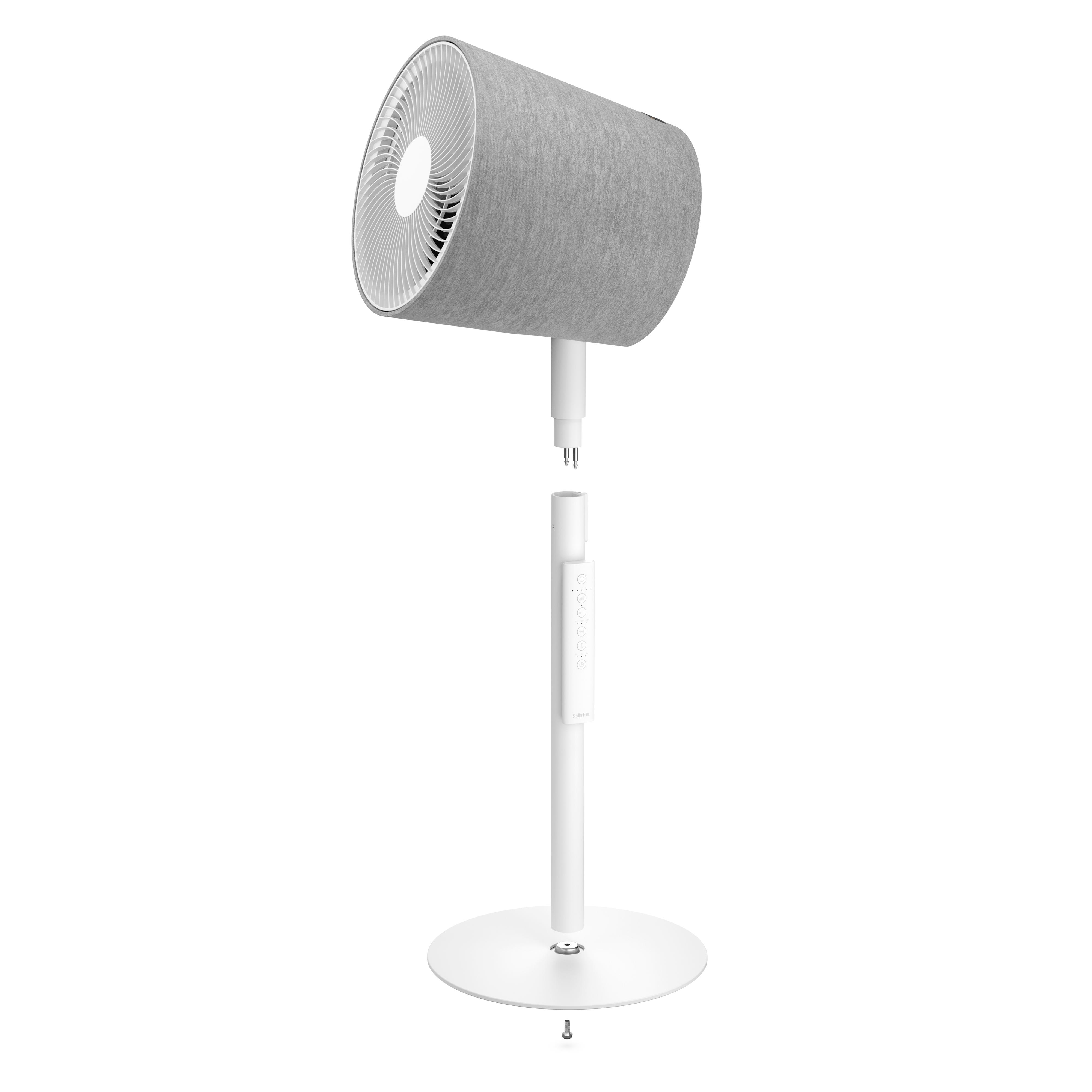 Ventilateur recouvert de tissu gris sur pied blanc, divisé en deux. Base et colonne blanches. Boutons.