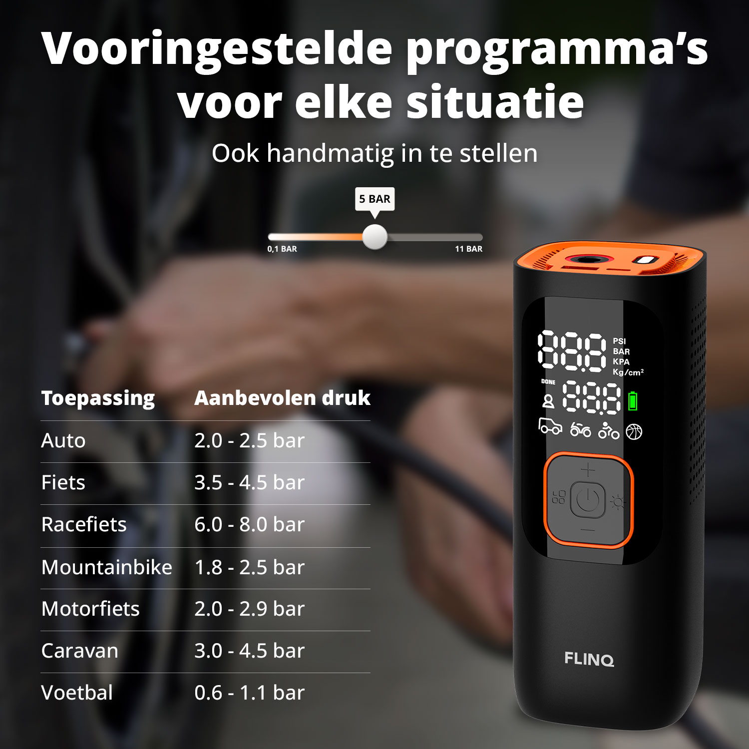 Afbeelding toont een luchtpomp met een digitaal display en een lijst met aanbevolen drukken voor verschillende toepassingen zoals auto's en fietsen.