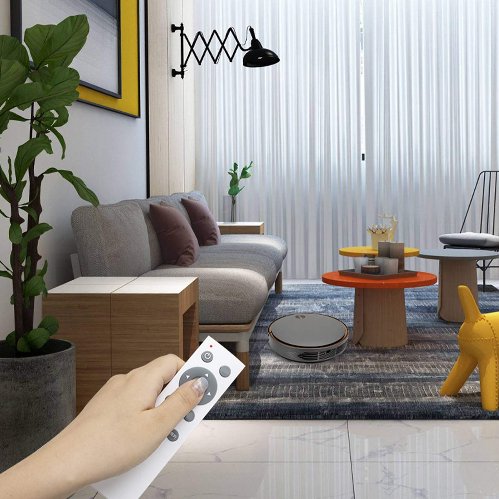 Ein Wohnzimmer mit Sofa, Tisch, Roboterstaubsauger und einer Hand, die eine Fernbedienung hält.