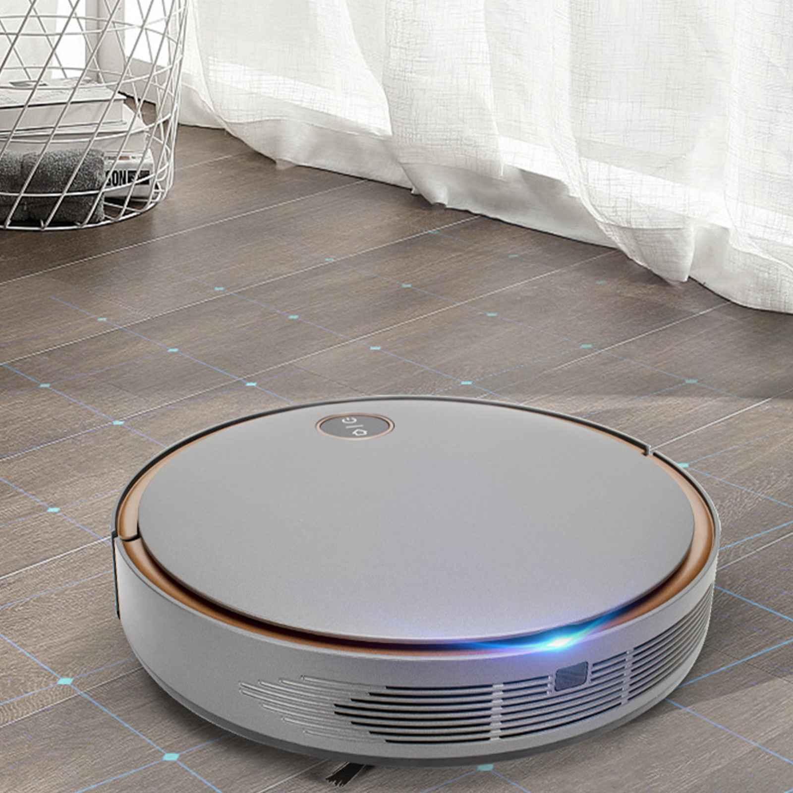 Grauer Roboterstaubsauger auf einem Holzboden. Im Hintergrund ein weißer Korb.