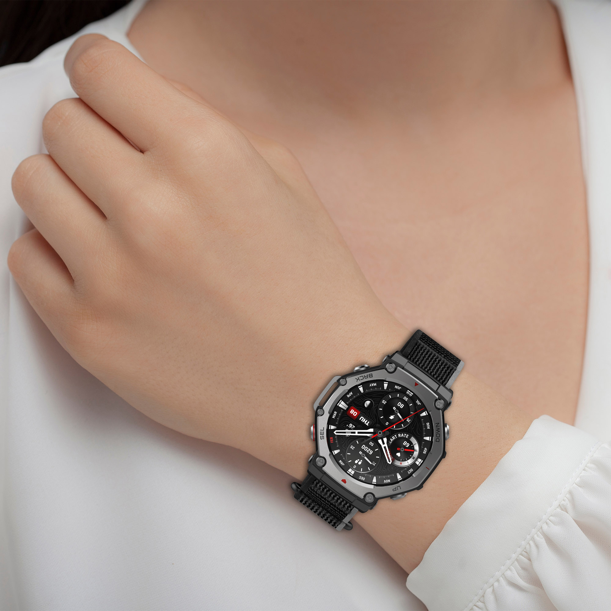 Das Handgelenk einer Frau mit einer schwarzen Smartwatch. Die Uhr zeigt Zeit und Gesundheitsdaten.