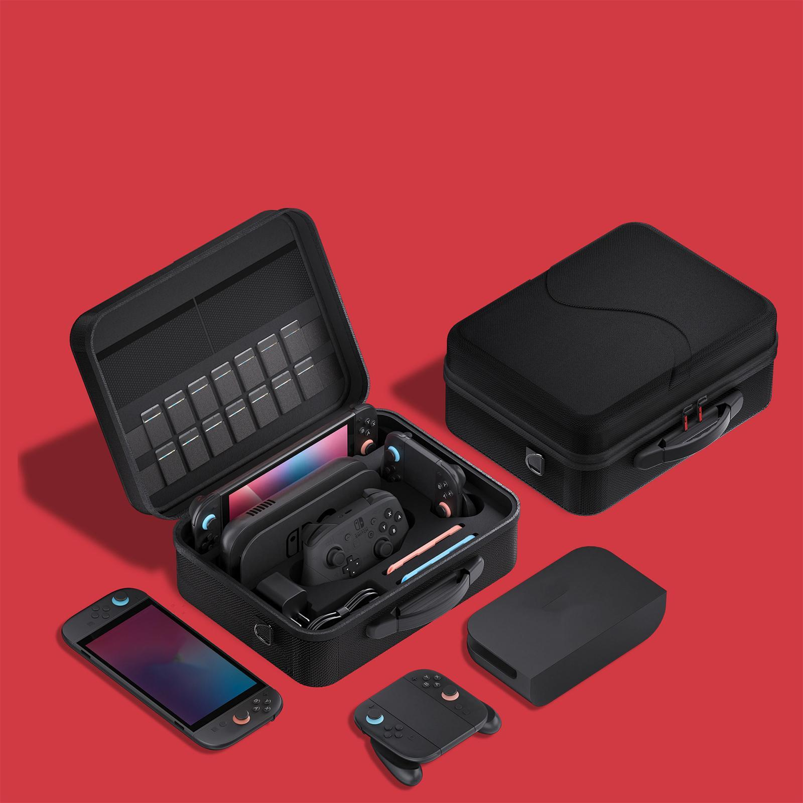 Mehrere schwarze Hüllen und Geräte auf rotem Hintergrund. Verschiedenes Gaming-Zubehör ist sichtbar.