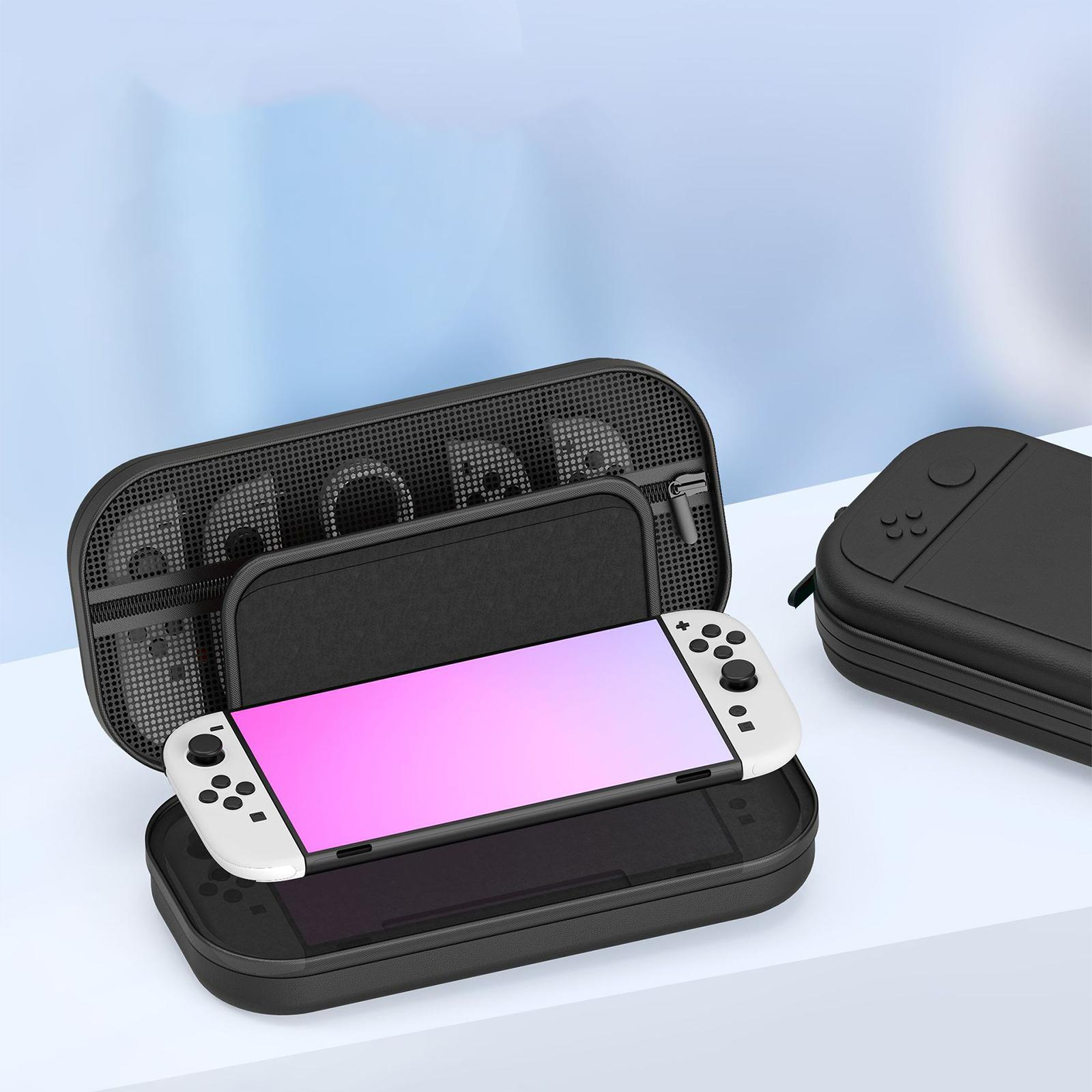 Schwarzes Etui mit einem Nintendo Switch im Inneren, geöffnet. Ein zweites Etui ist sichtbar.