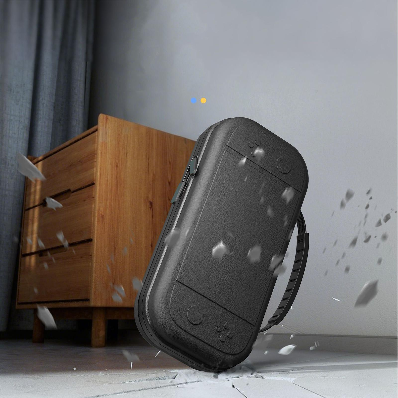 Schwarze Hülle für eine Spielekonsole, die auf einen weißen Boden fällt, neben einem Holzschrank.