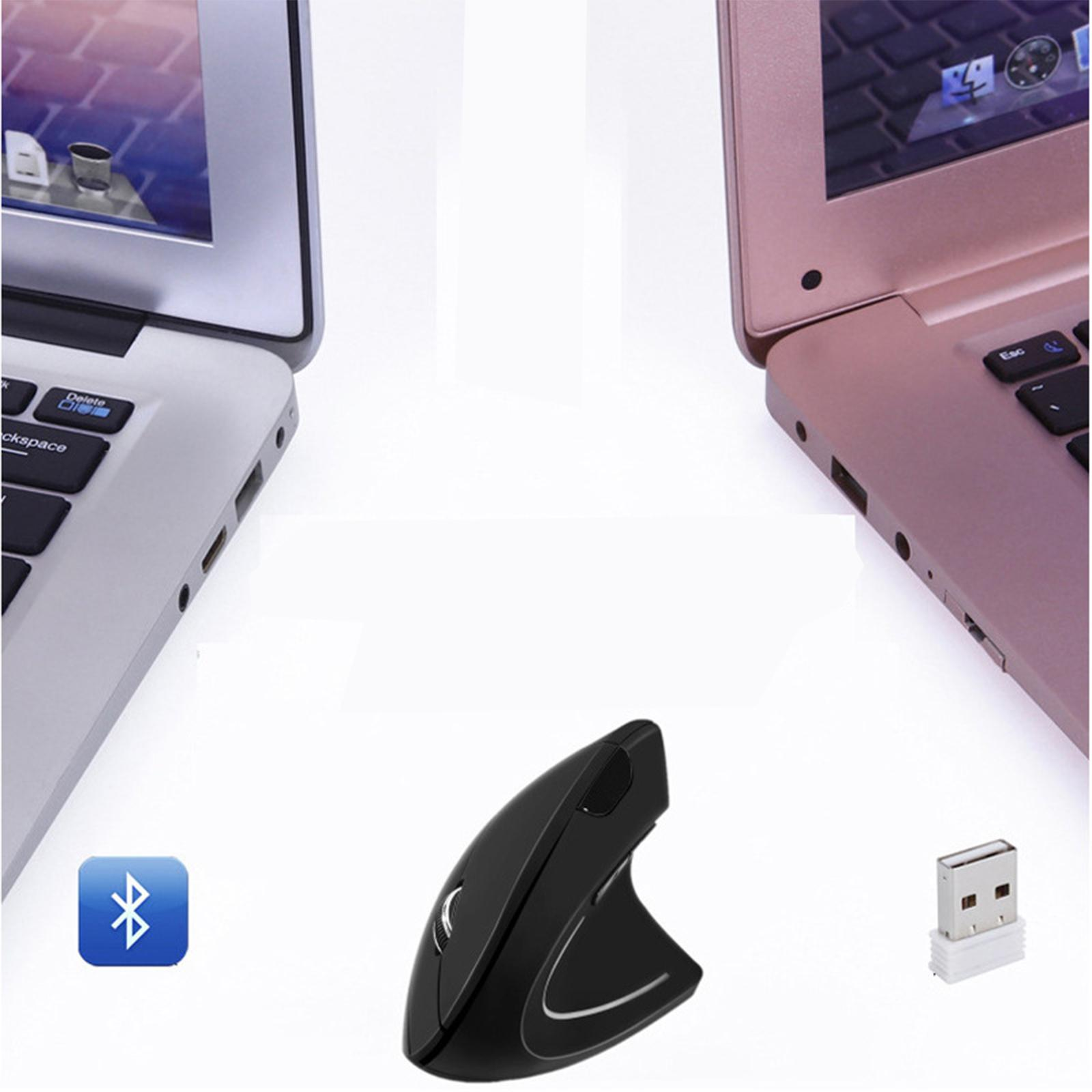 Zwei Laptops und eine vertikale schwarze ergonomische Maus mit Bluetooth-Symbol und USB-Empfänger.