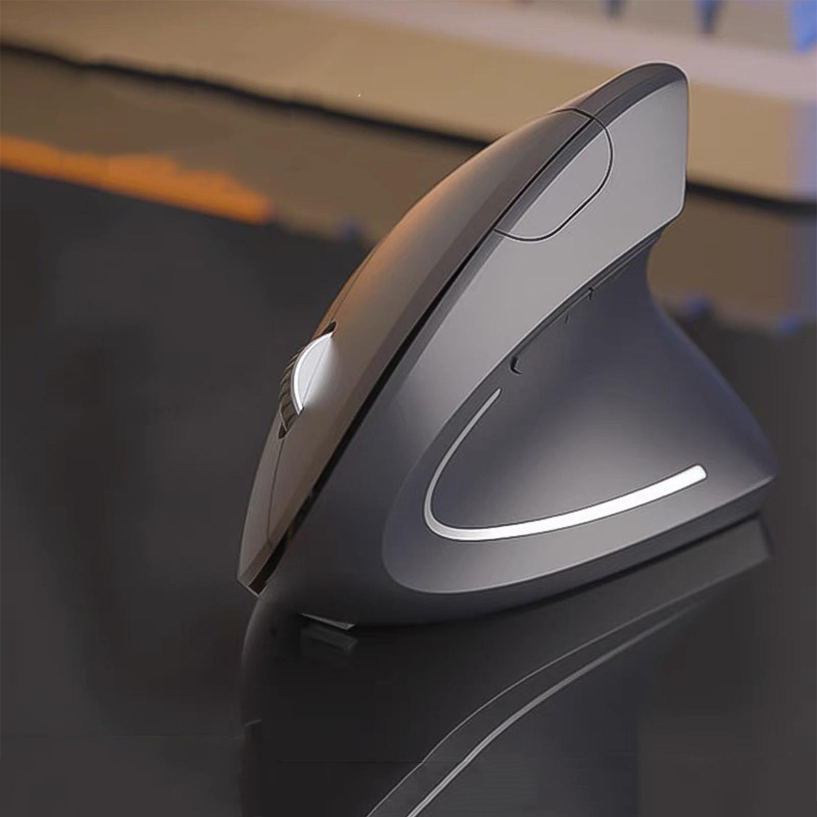 Eine ergonomische, vertikale Maus in Grau. Die Maus befindet sich auf einer dunklen Oberfläche. Es hat ein weißes Licht.
