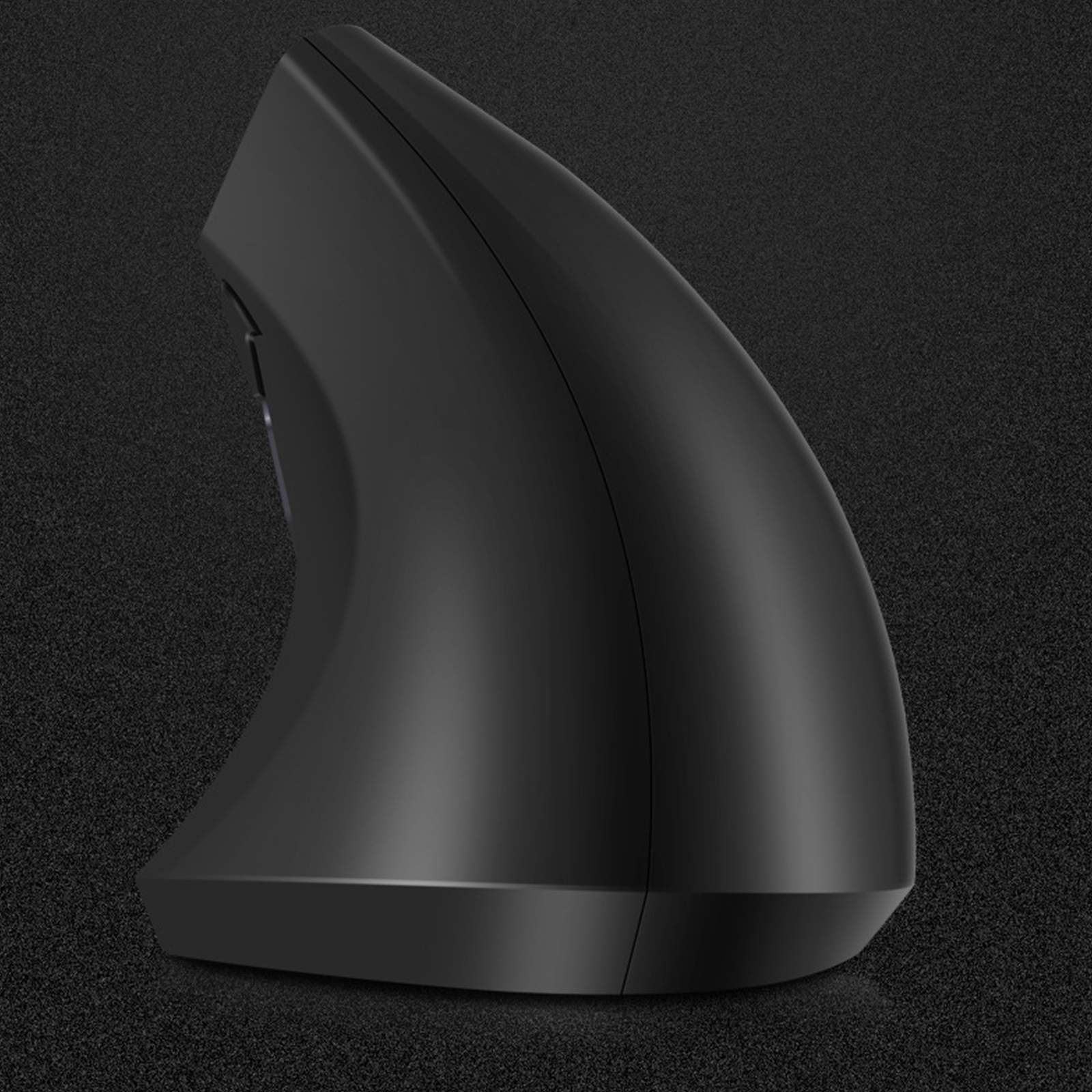 Schwarze ergonomische Maus mit geschwungenem Design. Sie befindet sich auf einer schwarzen Oberfläche.