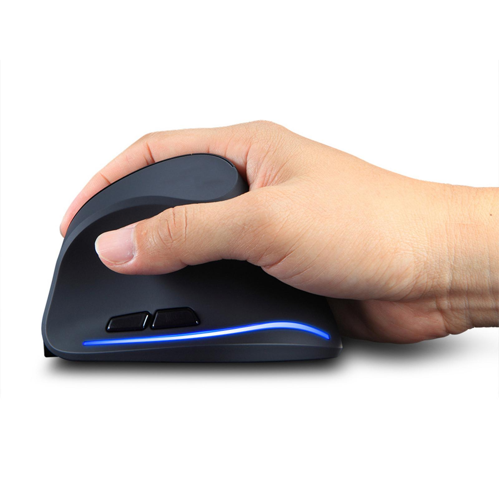 Eine Hand, die eine schwarze ergonomische Maus hält. Die Maus hat einen blauen Lichtstreifen unten.