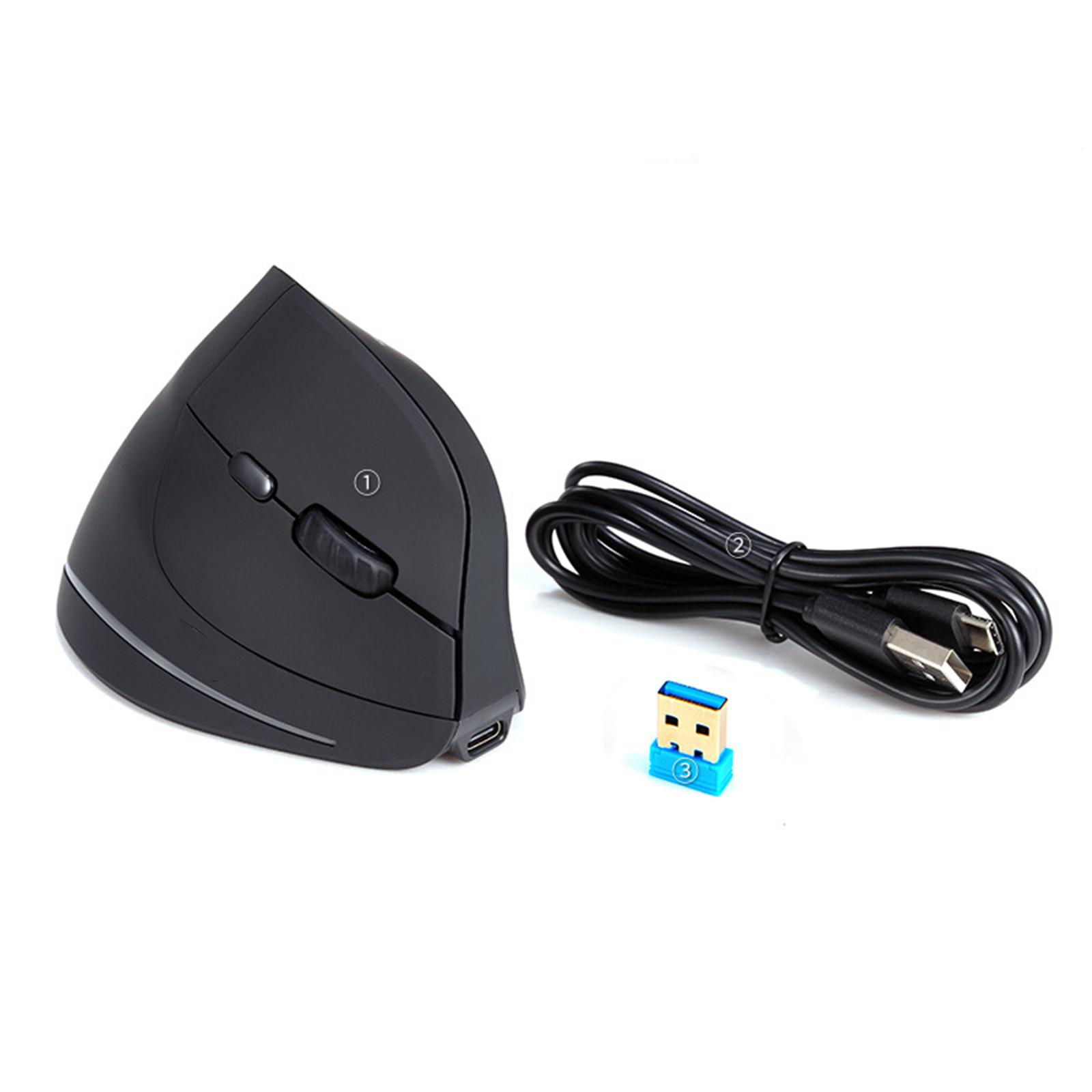 Schwarze ergonomische Maus mit USB-Kabel und kleinem blauen USB-Empfänger daneben.