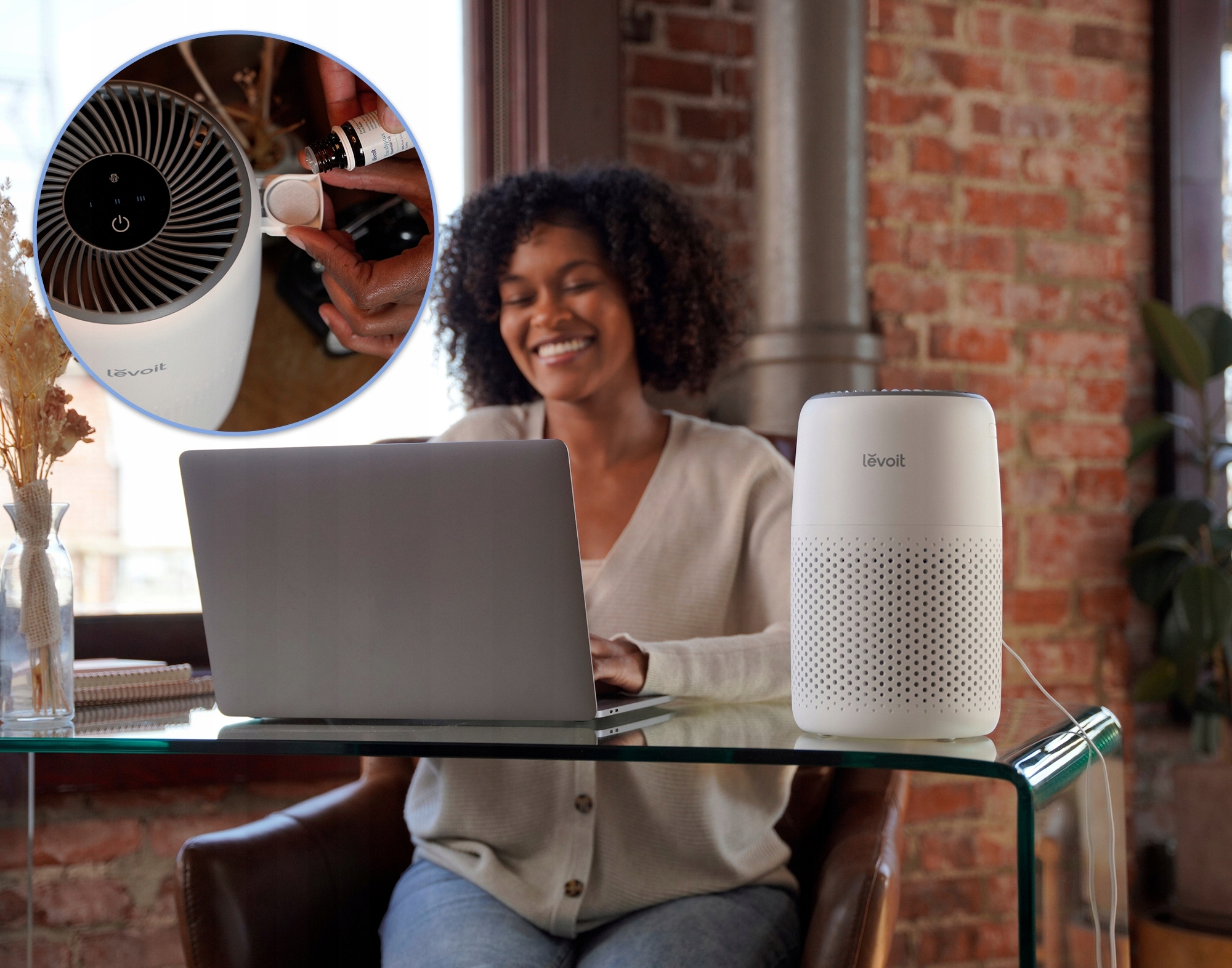 Kobieta używa laptopa w pobliżu oczyszczacza powietrza Levoit. Mniejszy obrazek pokazuje oczyszczacz w użyciu.