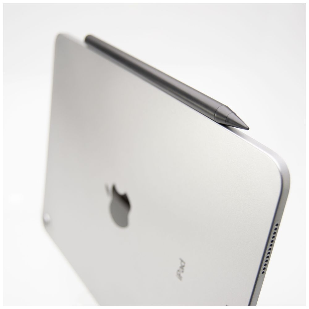 Ein iPad mit einem schwarzen Stift, der oben aufliegt, vor weißem Hintergrund. Das Apple-Logo ist sichtbar.