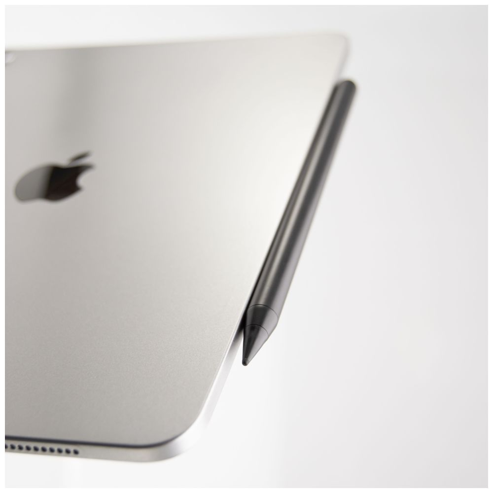 Ein iPad mit einem schwarzen Stift an der Seite, vor weißem Hintergrund. Das Apple-Logo ist sichtbar.