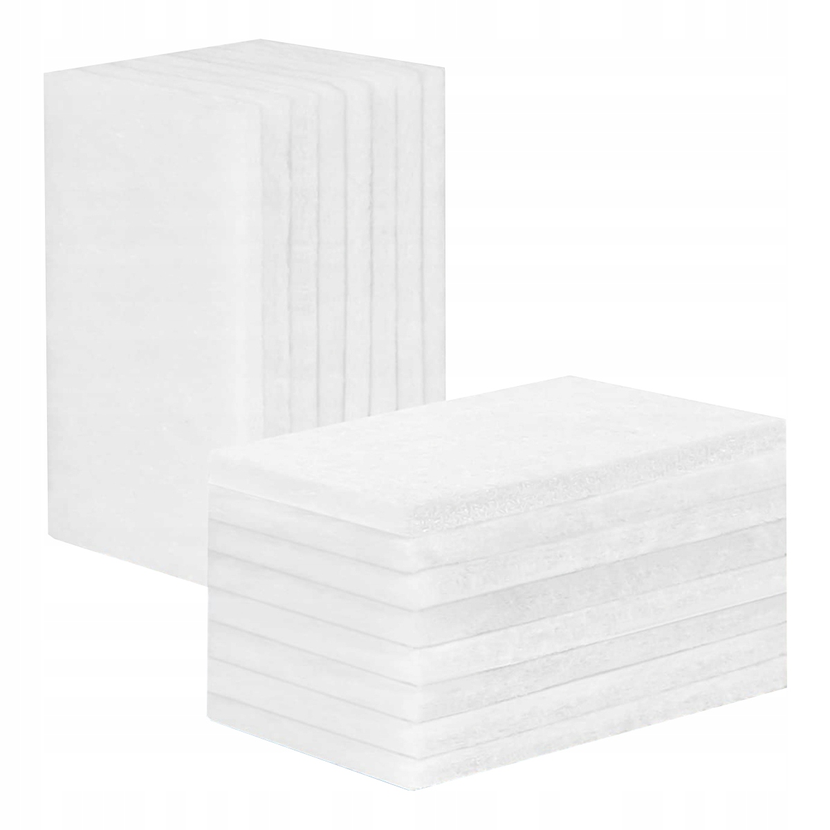 Stos białych prostokątnych bloków piankowych, starannie ułożonych na białym tle.