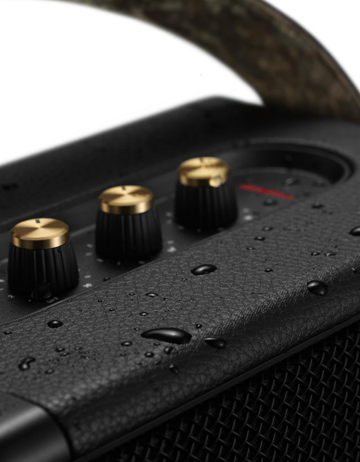 Nahaufnahme der Marshall-Lautsprechersteuerung. Knöpfe sind gold und schwarz. Wassertropfen auf der Lederoberfläche.