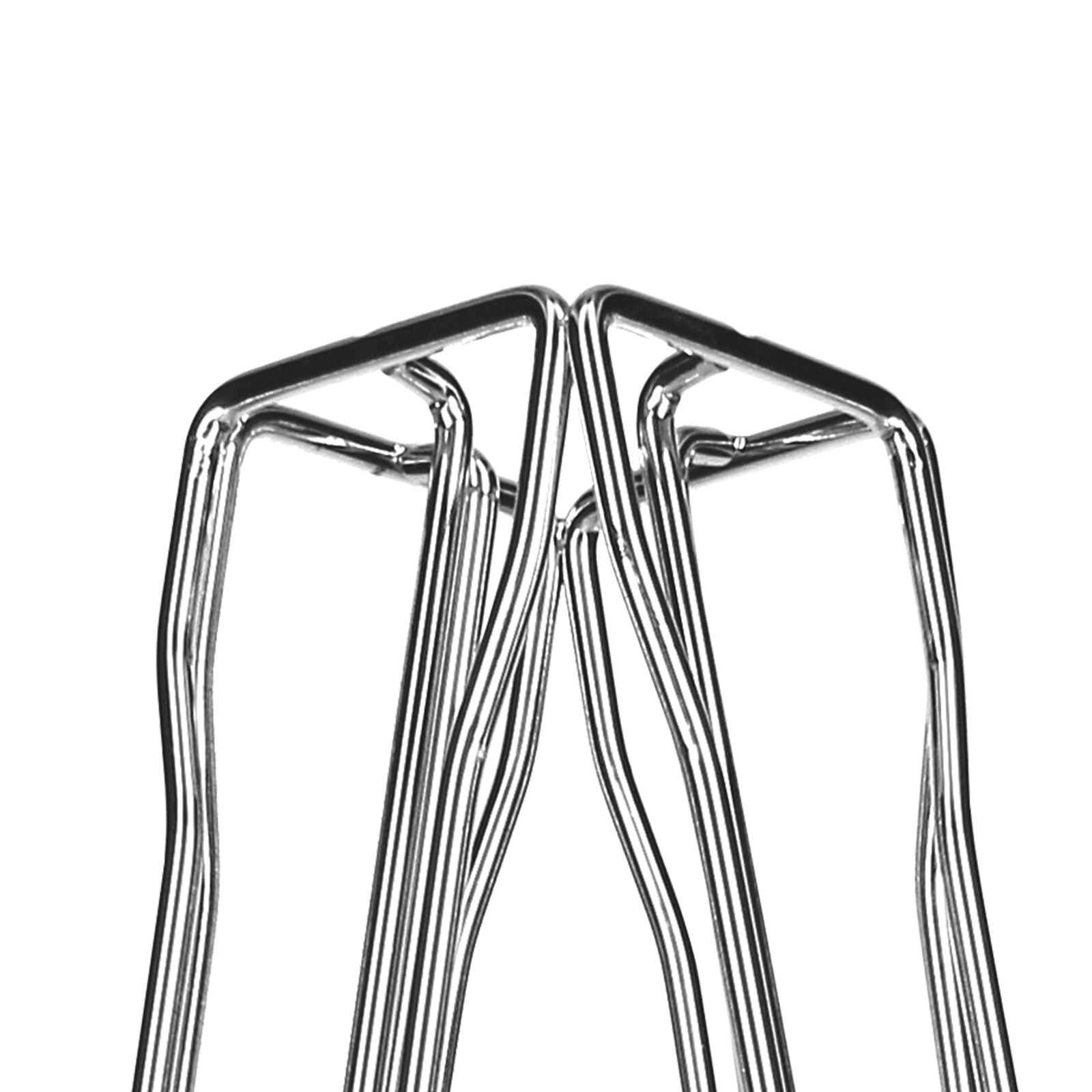 Nahaufnahme eines silbernen Metall-Kaffeepadhalters, mit geschwungenem, offenem Design.