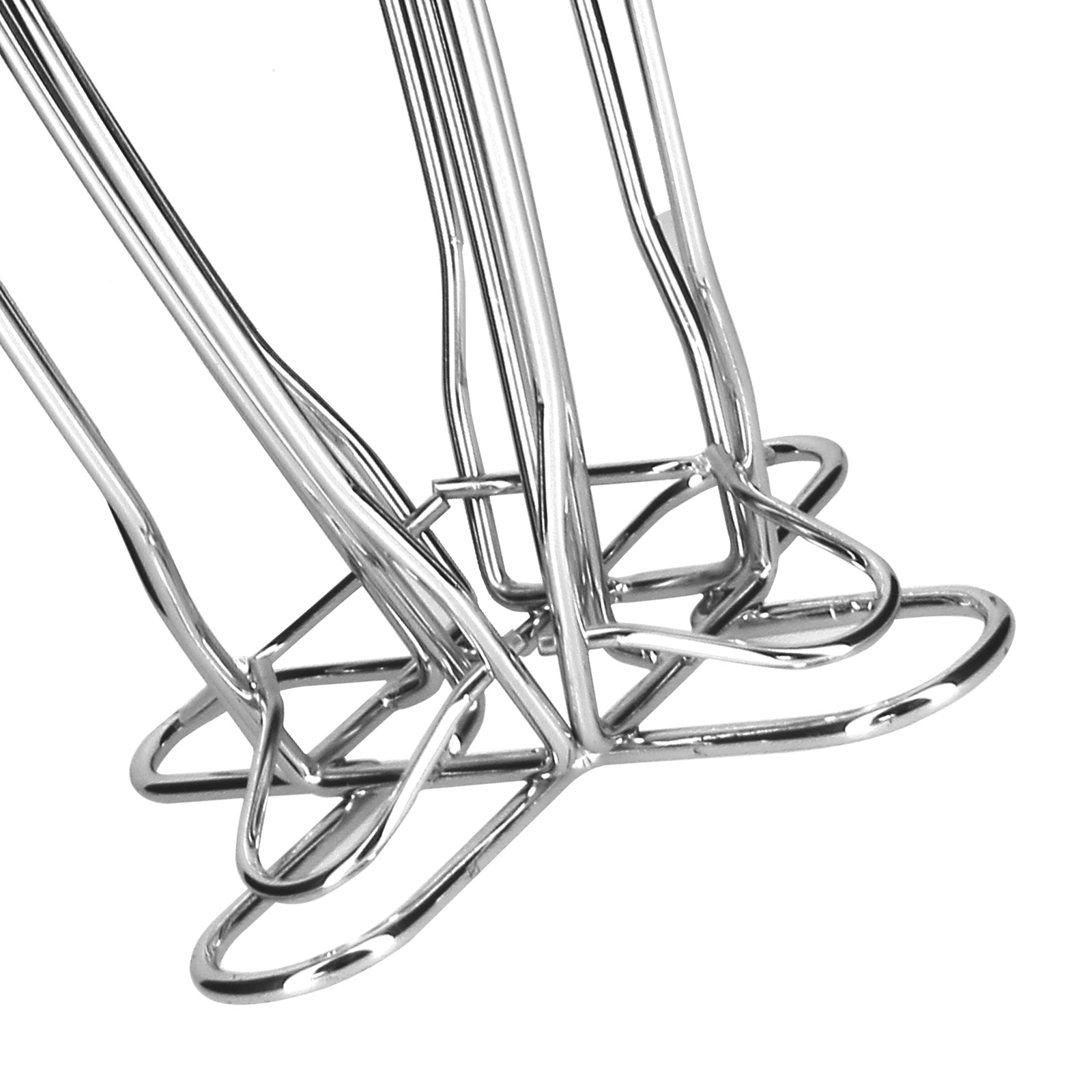 Nahaufnahme des Bodens eines silbernen Metall-Kaffeepadhalters. Er hat ein sternförmiges Design.