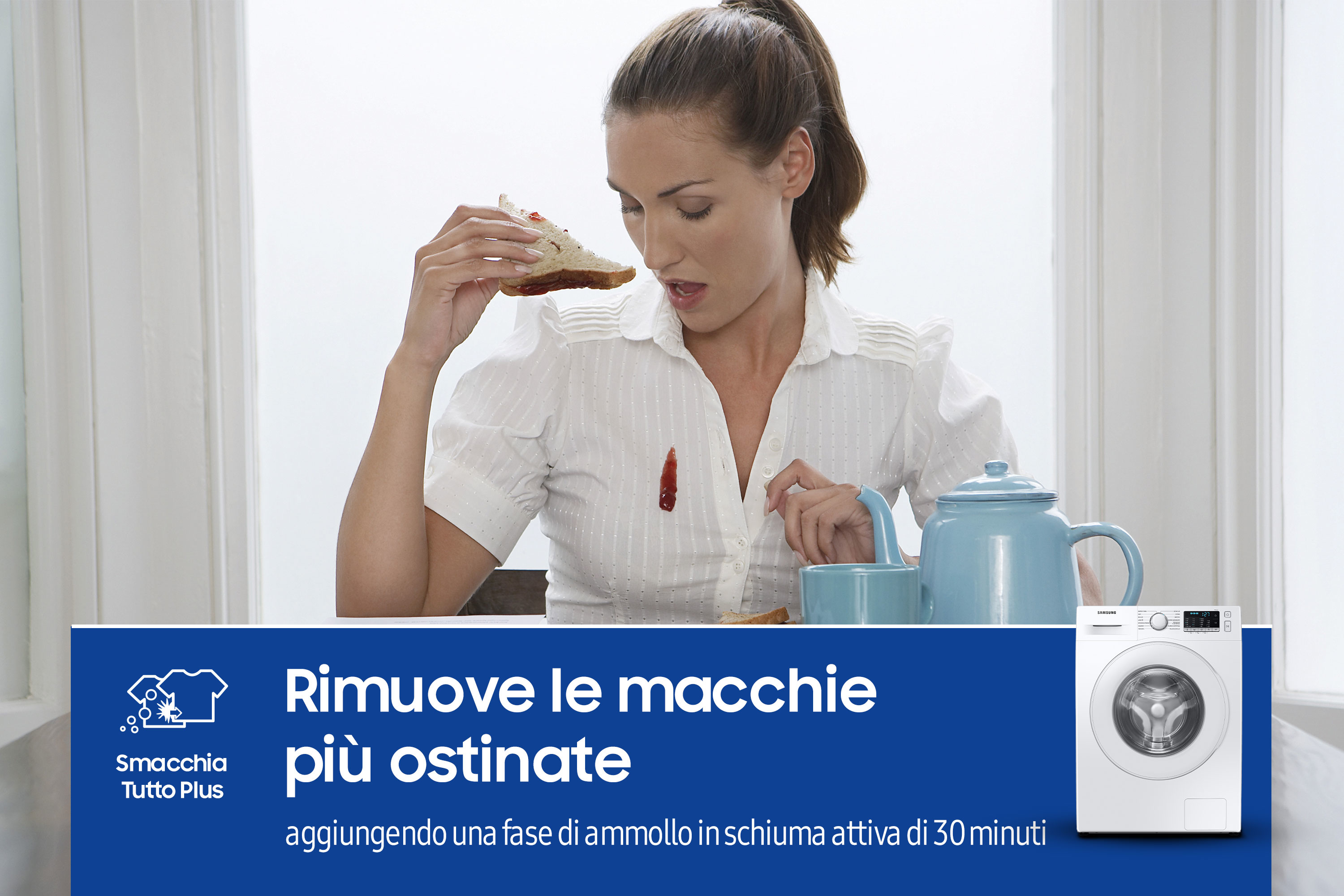 Una donna guarda una macchia sul pane, lavatrice in un angolo.