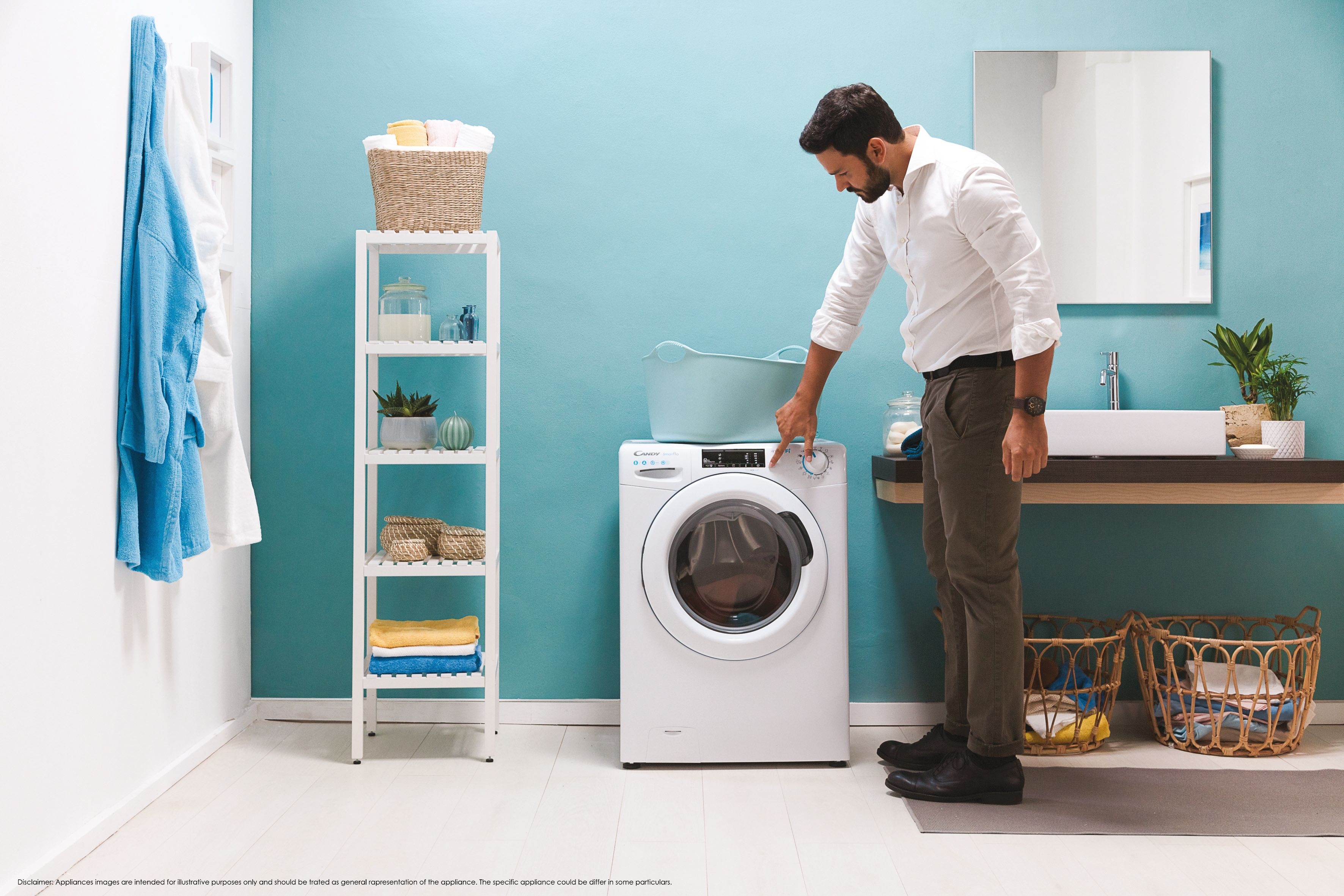 Un uomo in bagno interagisce con una lavatrice. Le pareti sono turchese, c'è uno specchio.