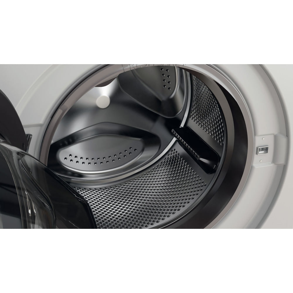 Cestello aperto di una lavatrice Whirlpool, che mostra l'interno in acciaio inox e l'apertura dell'oblò.