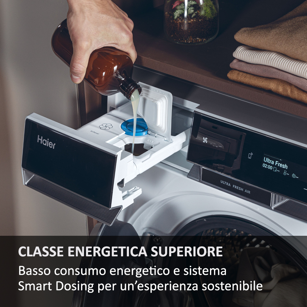 Una mano versa del liquido nel cassetto del detersivo di una lavatrice Haier con un testo "Ultra Fresh Air".