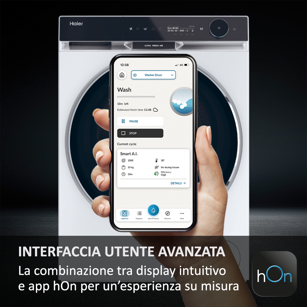 Uno smartphone mostra l'interfaccia della lavatrice, mostrando le impostazioni di lavaggio e il tempo rimanente.