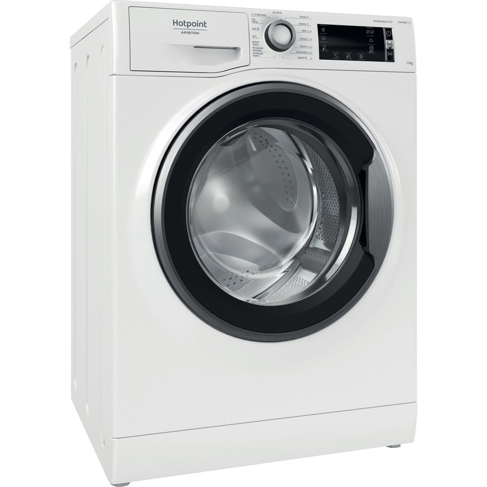 Una lavatrice Hotpoint bianca con un telaio della porta nero, angolato per la percezione della profondità.