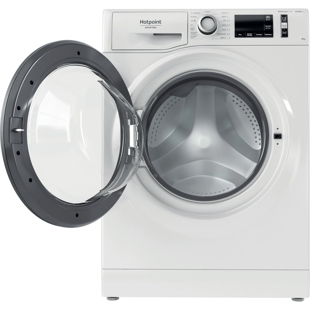 Lavatrice Hotpoint bianca con la porta aperta. L'interno del cestello è visibile. Su sfondo bianco.