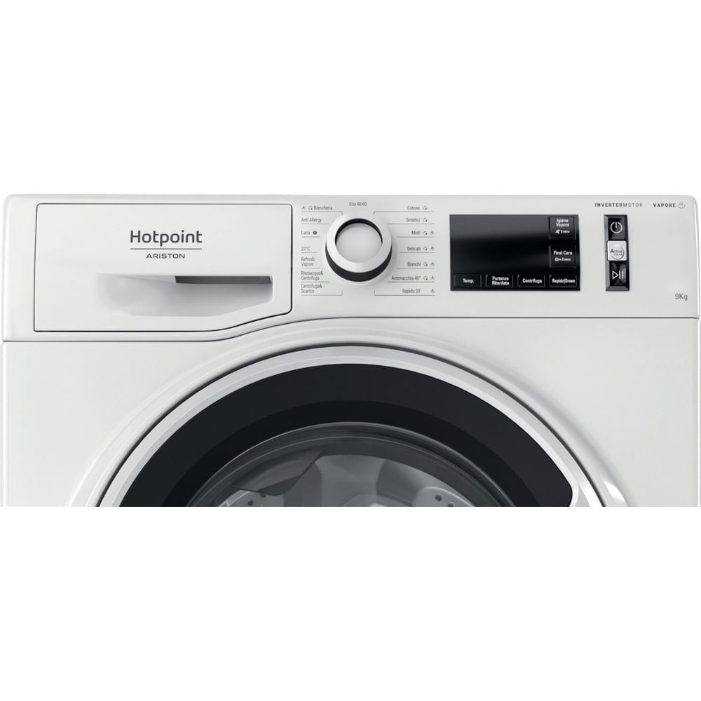 Primo piano del pannello comandi di una lavatrice Hotpoint Ariston bianca. Accenti neri, varie impostazioni.