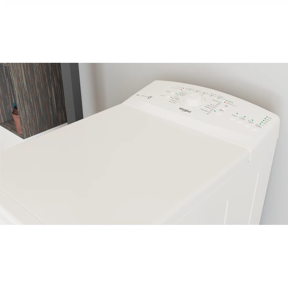 Primer plano de lavadora blanca de carga superior. Controles arriba, fondo neutro.