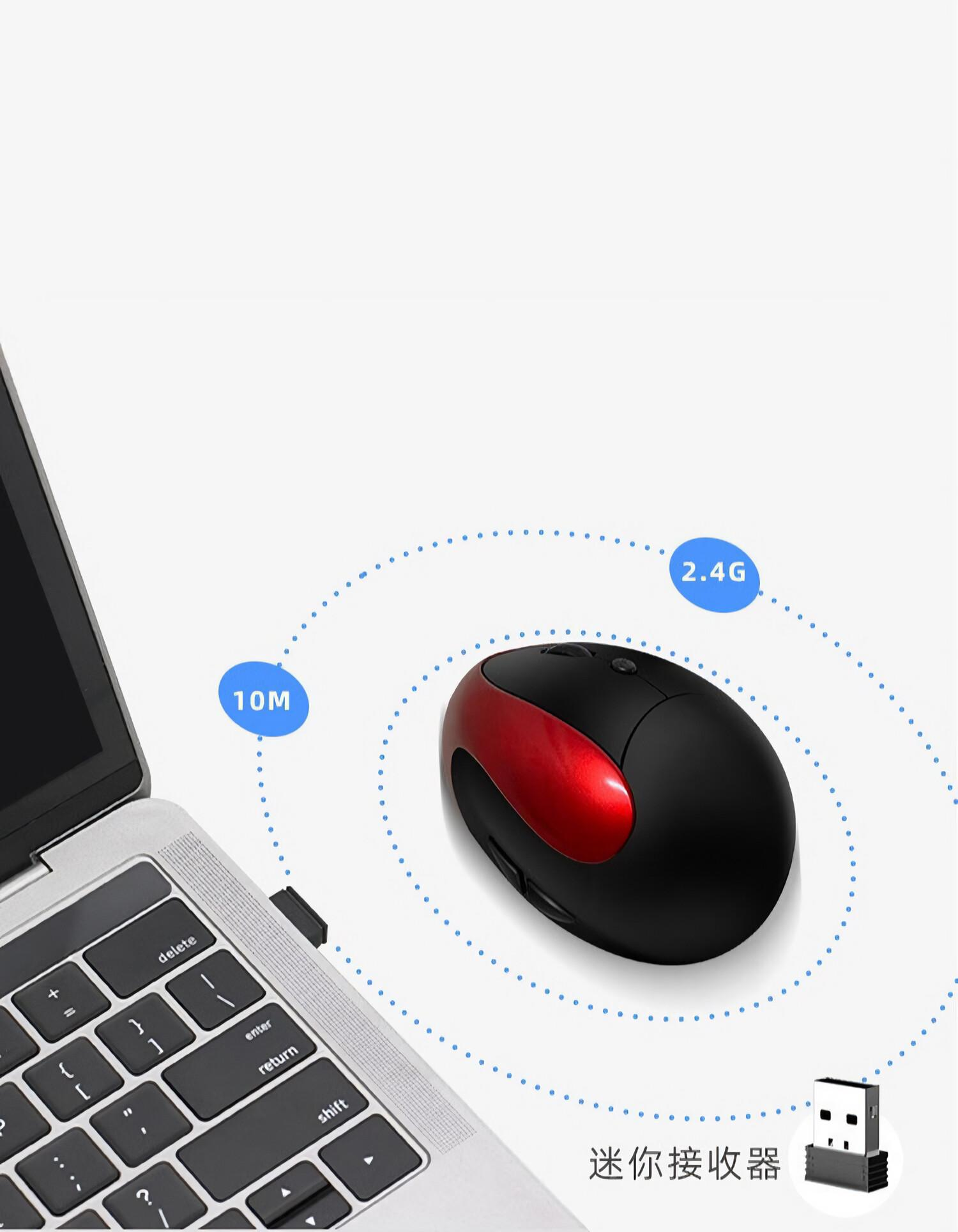 Eine schwarze und rote kabellose Maus neben einem Laptop. Sie ist mit einem USB-Empfänger verbunden, der in den Laptop gesteckt ist.