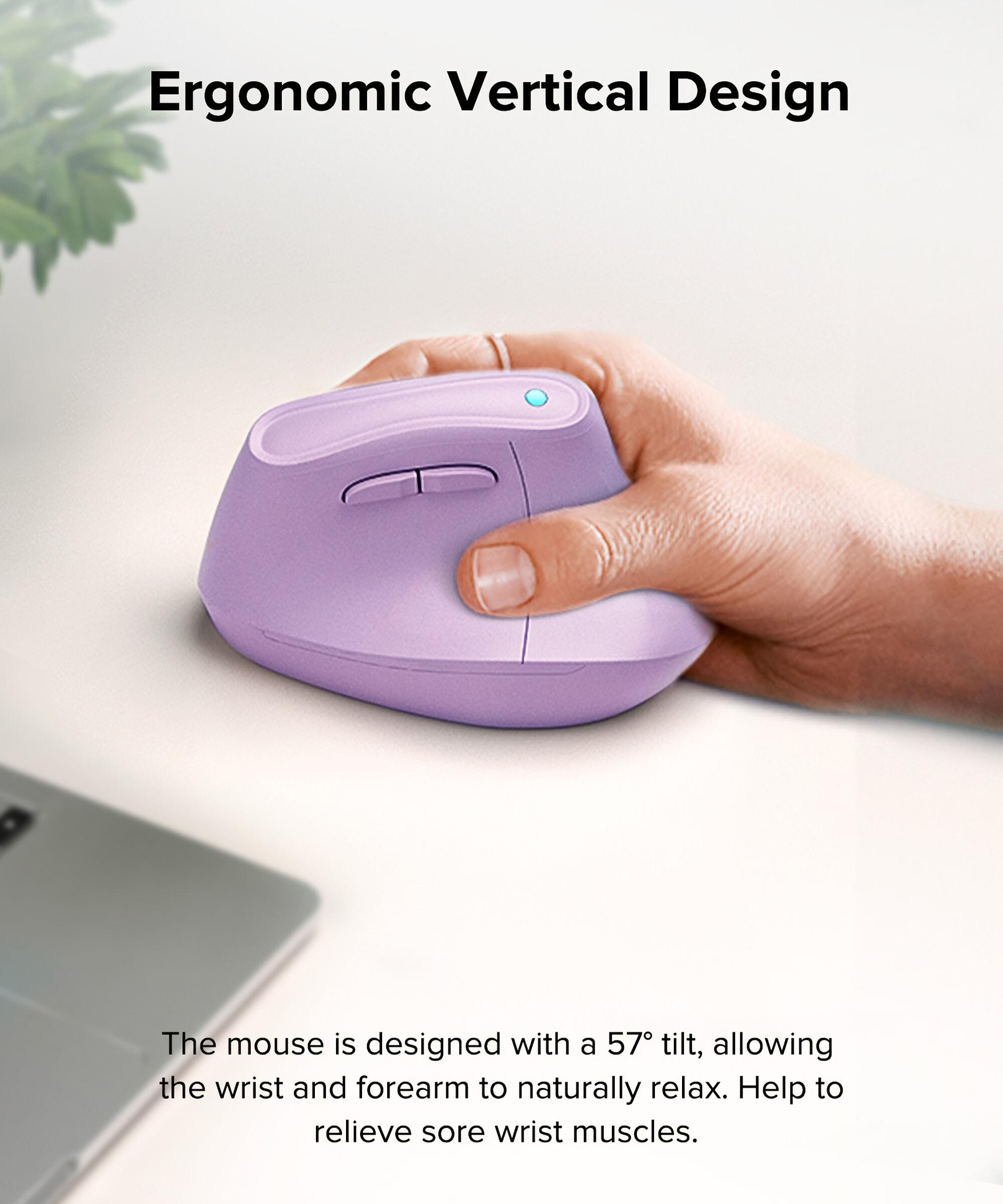 Eine lila ergonomische Maus wird von einer Hand gehalten. Der Text lautet: 'Ergonomisches vertikales Design'. Es hilft, schmerzende Handgelenkmuskeln zu lindern.