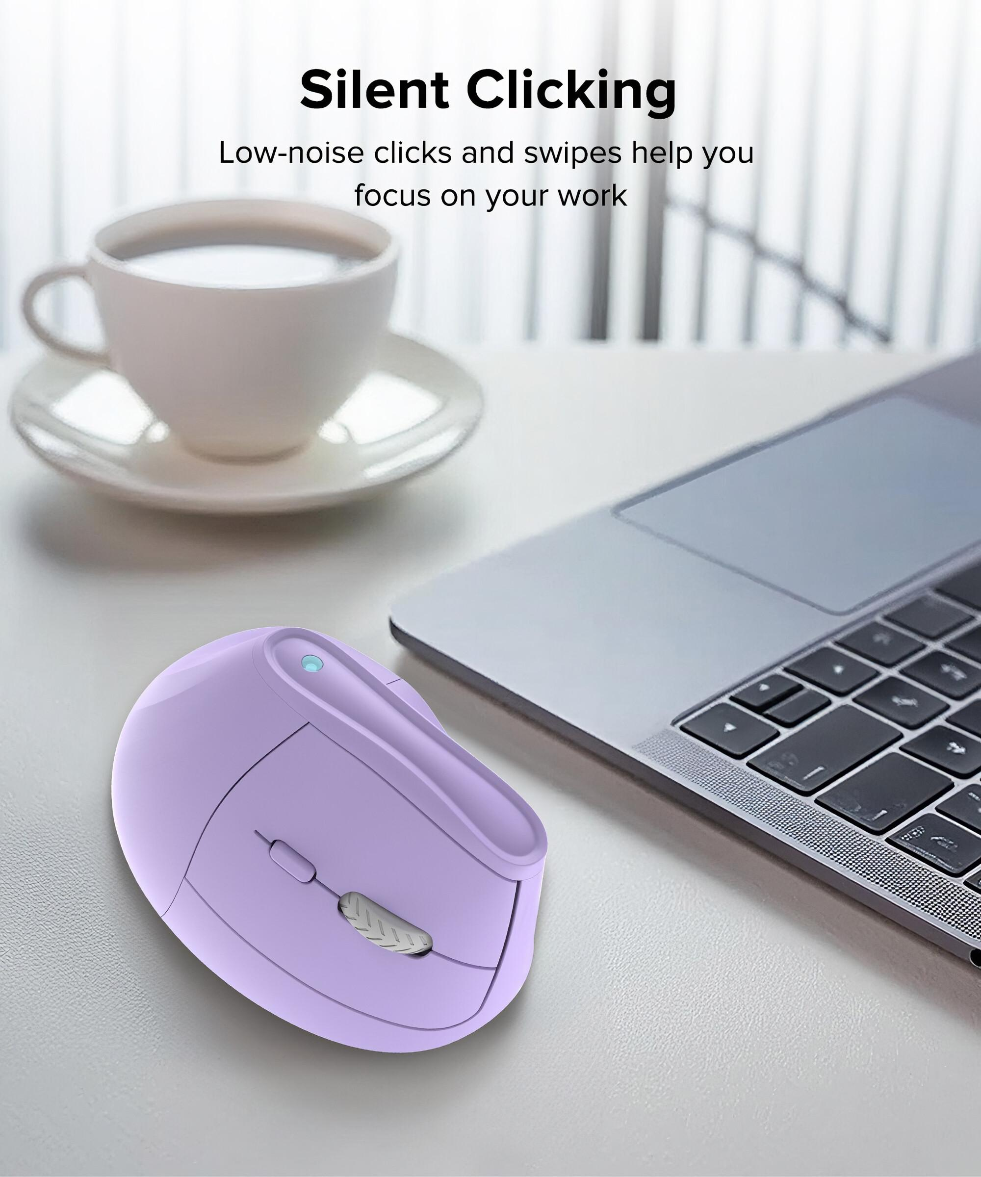 Lila ergonomische Maus auf einem Schreibtisch. Laptop und eine Tasse Kaffee auf dem Tisch.