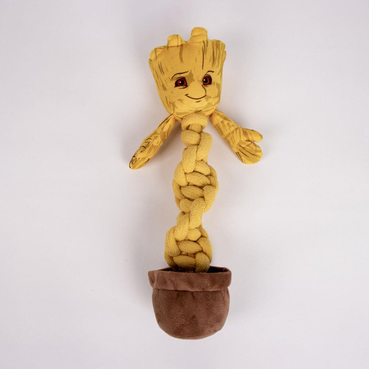 Peluche di Groot con una corda gialla. È in un vaso marrone.