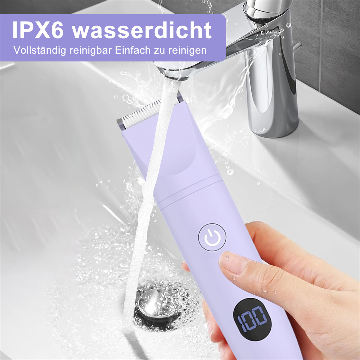 Ein hellvioletter elektrischer Rasierer wird unter einem Wasserhahn abgespült. Wasser spritzt auf den Rasierer in einem Waschbecken.