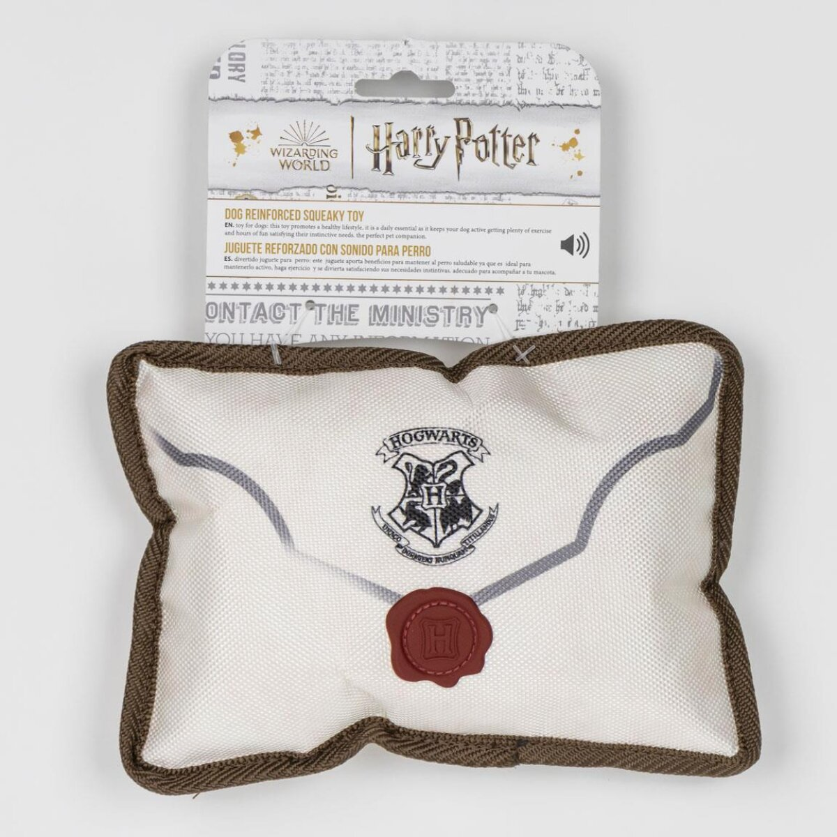 Ein Harry-Potter-Hundespielzeug in Umschlagform mit Hogwarts-Wappen und angebrachtem Etikett.