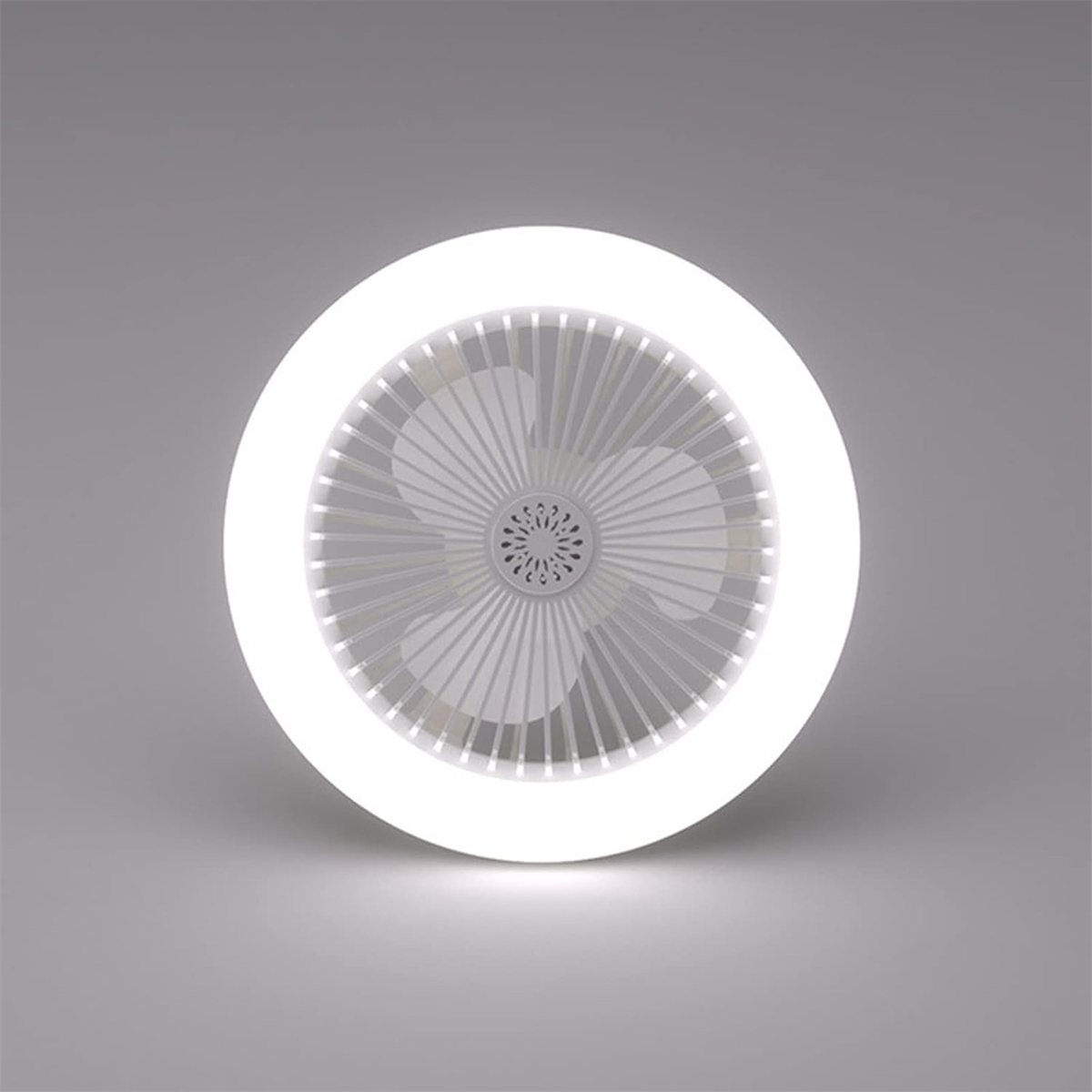 Weißer Deckenventilator mit Licht auf grauem Hintergrund. Der Ventilator ist kreisförmig und hat einen Lichtring.