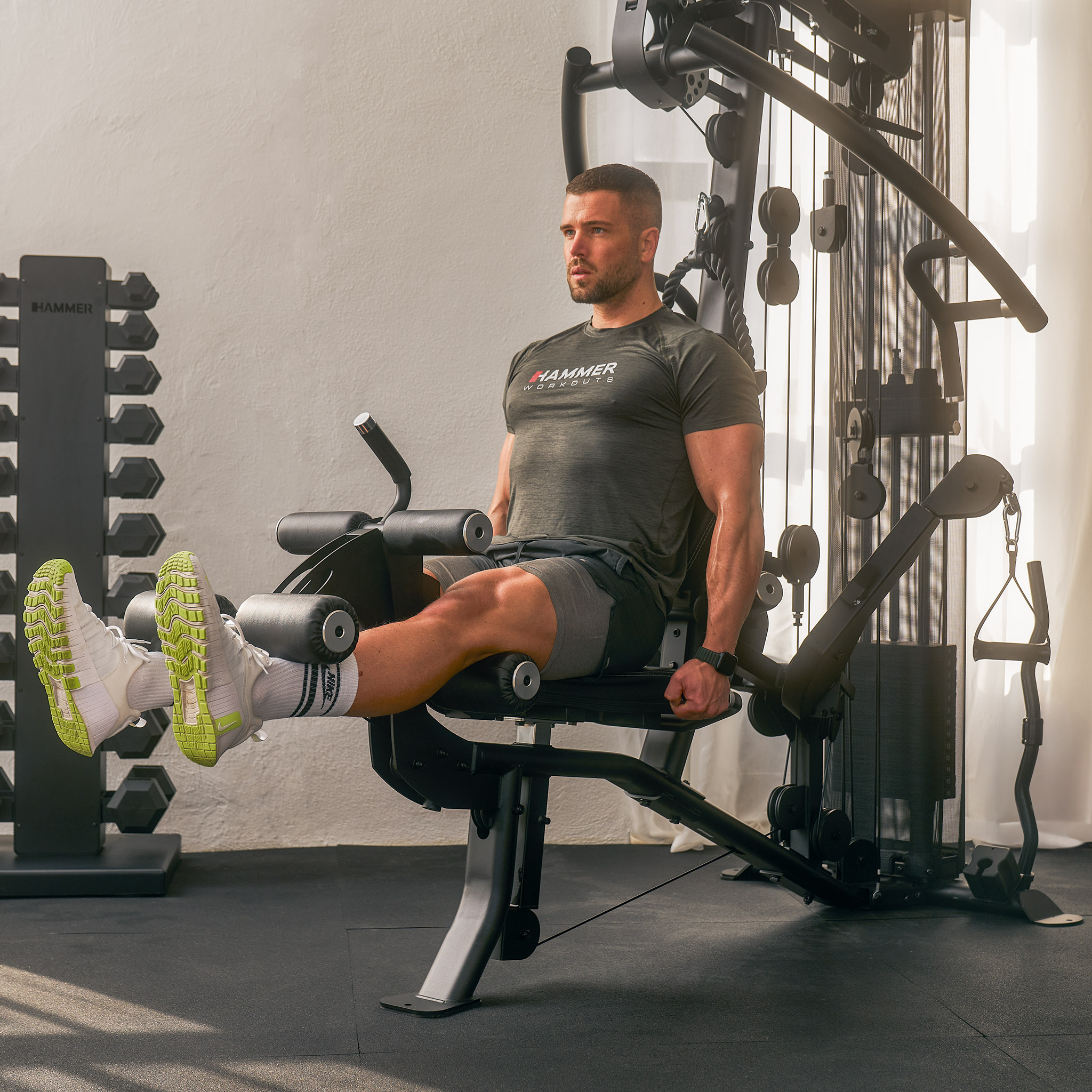 Ein Mann trainiert seine Beine an einer schwarzen Hammer Heimtrainingsmaschine.