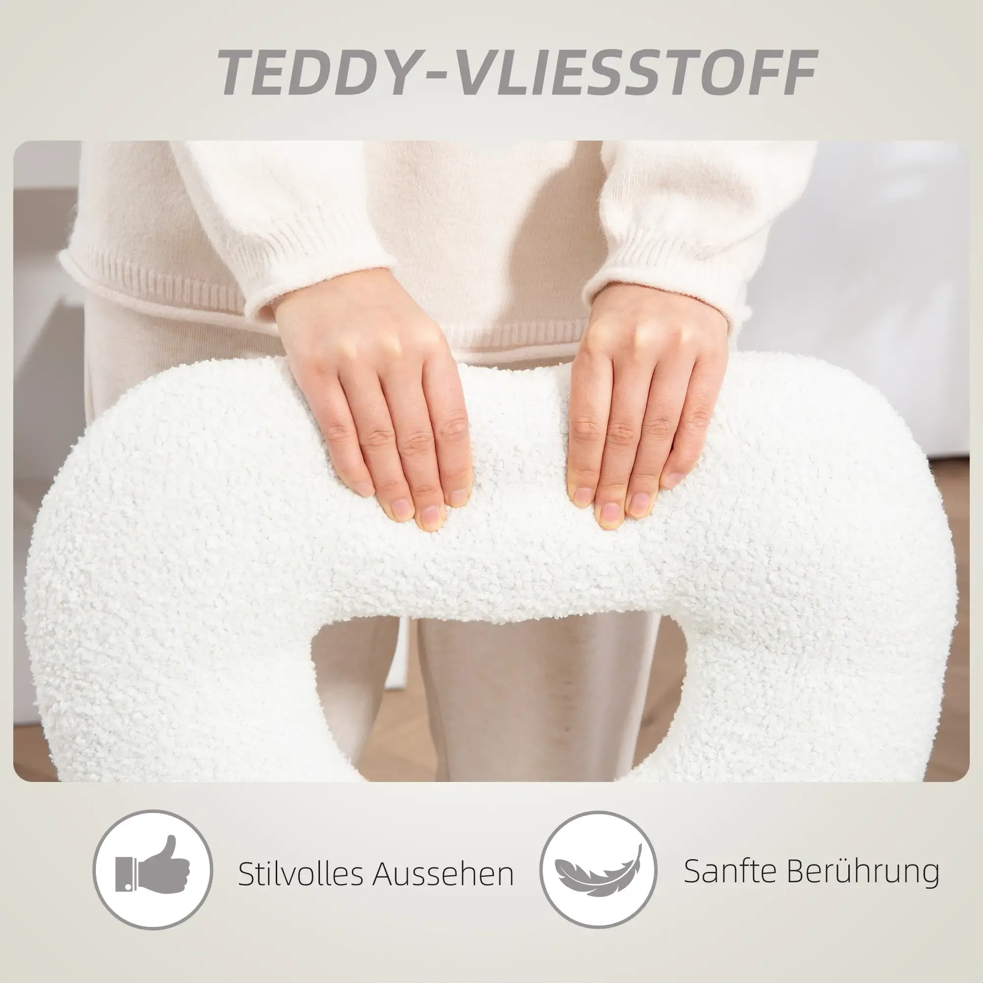 Hände halten ein flauschiges, weißes, herzförmiges Kissen. Das Kissen hat ein Loch in der Mitte. Text sagt 'Sanfte Berührung'.