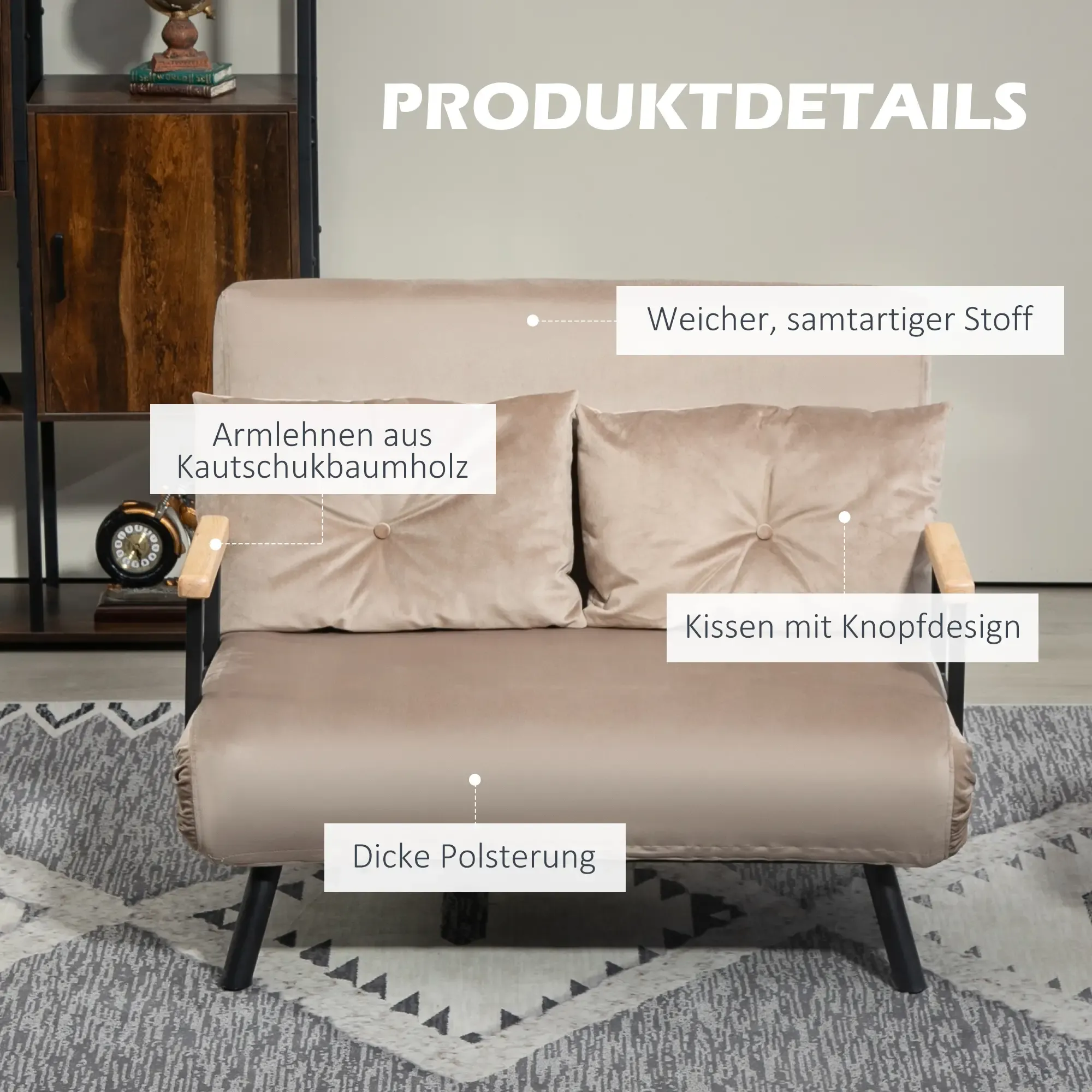 Details eines beigen Sofas. Es hat geknöpfte Kissen, Holzarmlehnen und schwarze Beine.