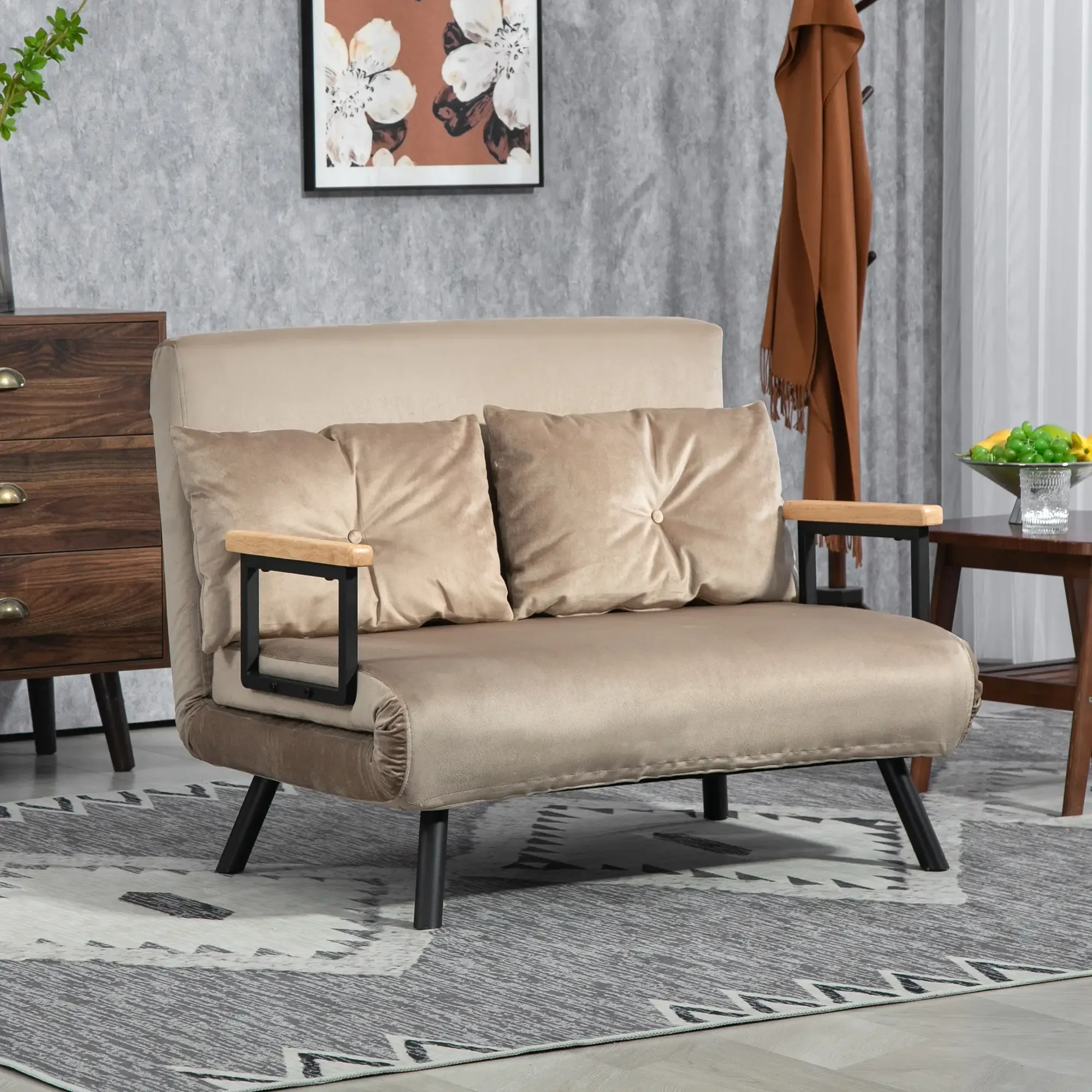 Ein beiges Sofa mit zwei Kissen, Holzarmlehnen und einem geometrischen Teppich darunter. Rechts ein Tisch.