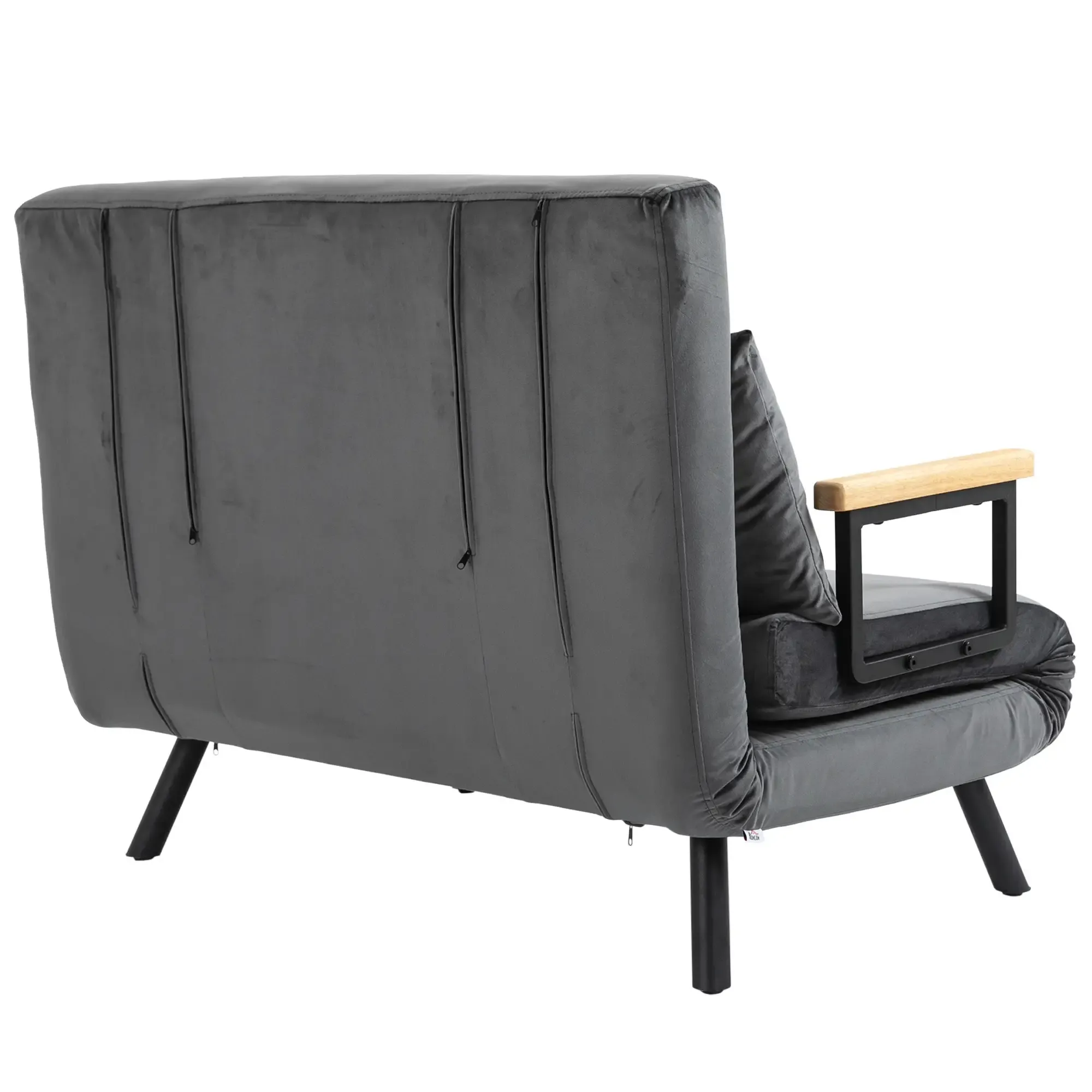 Graues Schlafsofa von hinten betrachtet. Schwarze Beine, Holzarmlehnen. Weißer Hintergrund.