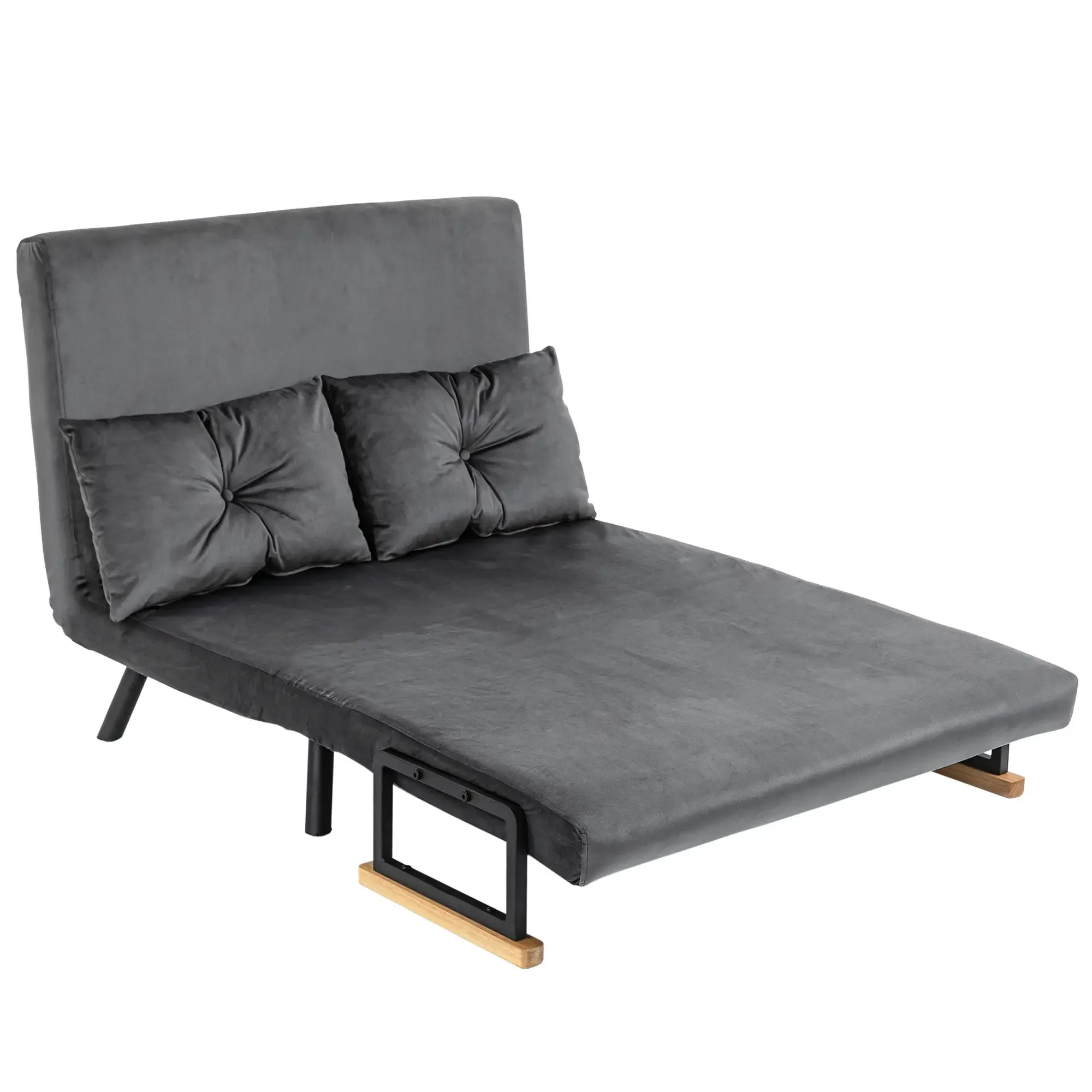 Graues Schlafsofa ausgeklappt. Schwarze Beine, Holzstützen. Zwei Kissen. Weißer Hintergrund.