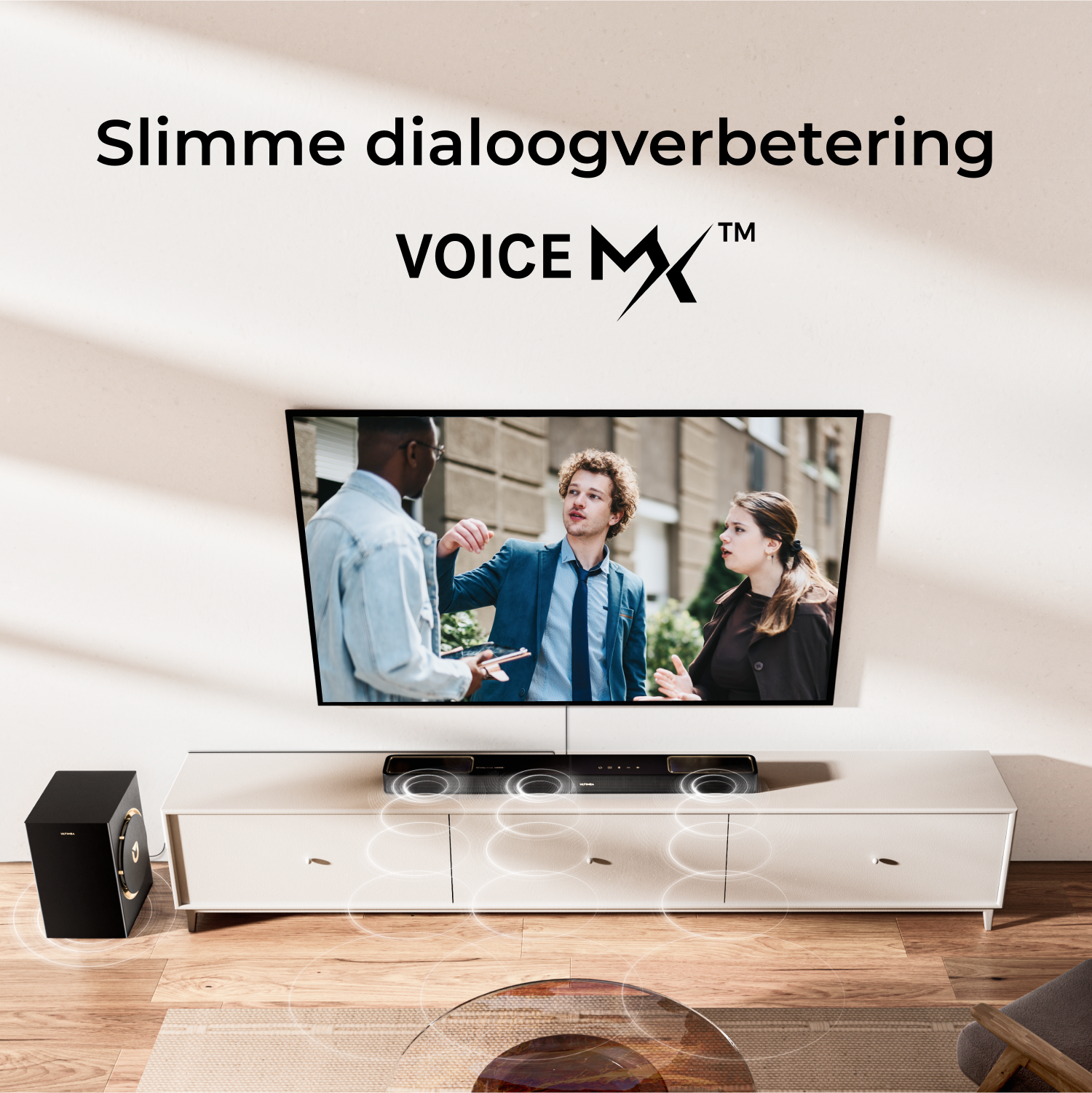 Salon avec TV, barre de son et caisson de basses. Personnes sur l'écran du téléviseur. Texte : Slimme dialoogverbetering, Voice MX.