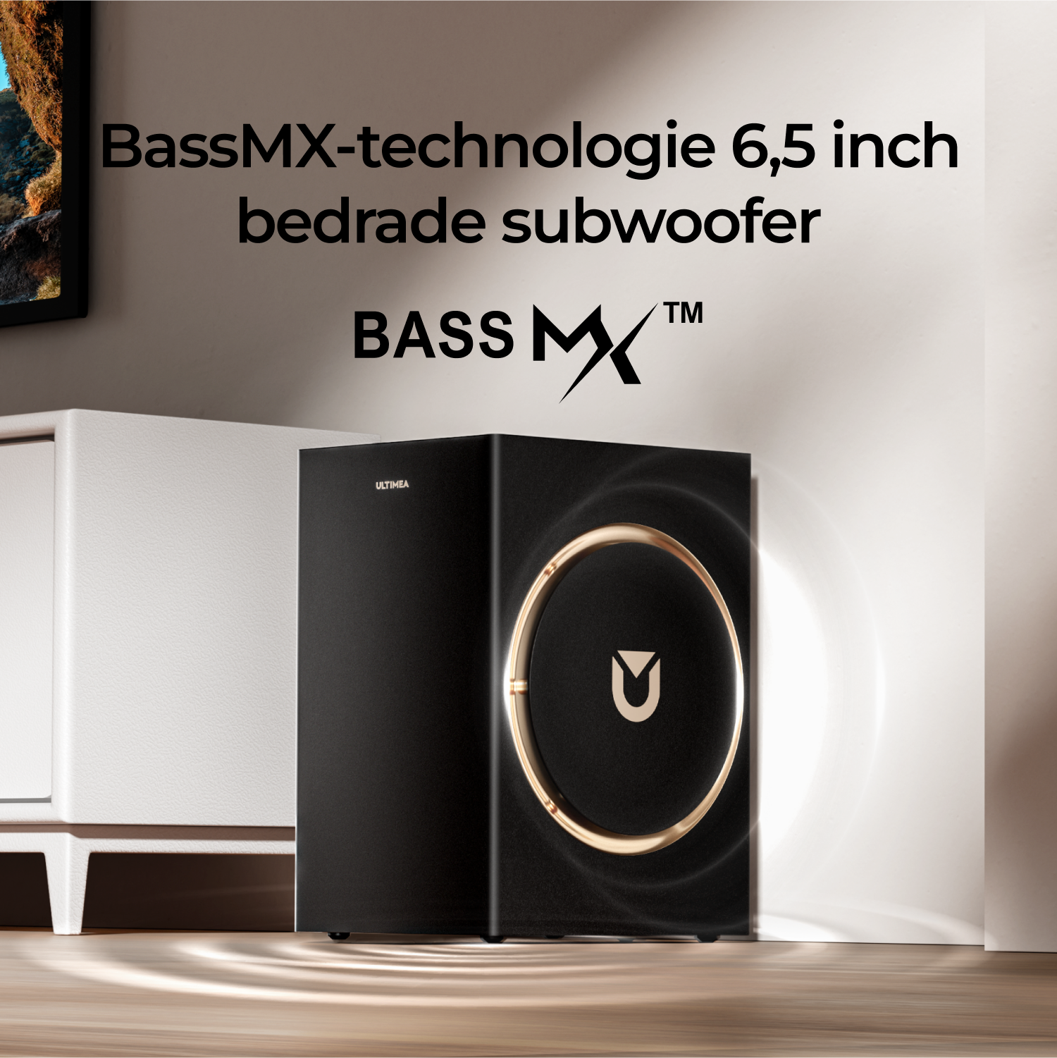 Caisson de basses noir avec anneau doré, sur fond blanc et bois. Texte : BassMX-technologie 6,5 pouces caisson de basses filaire.