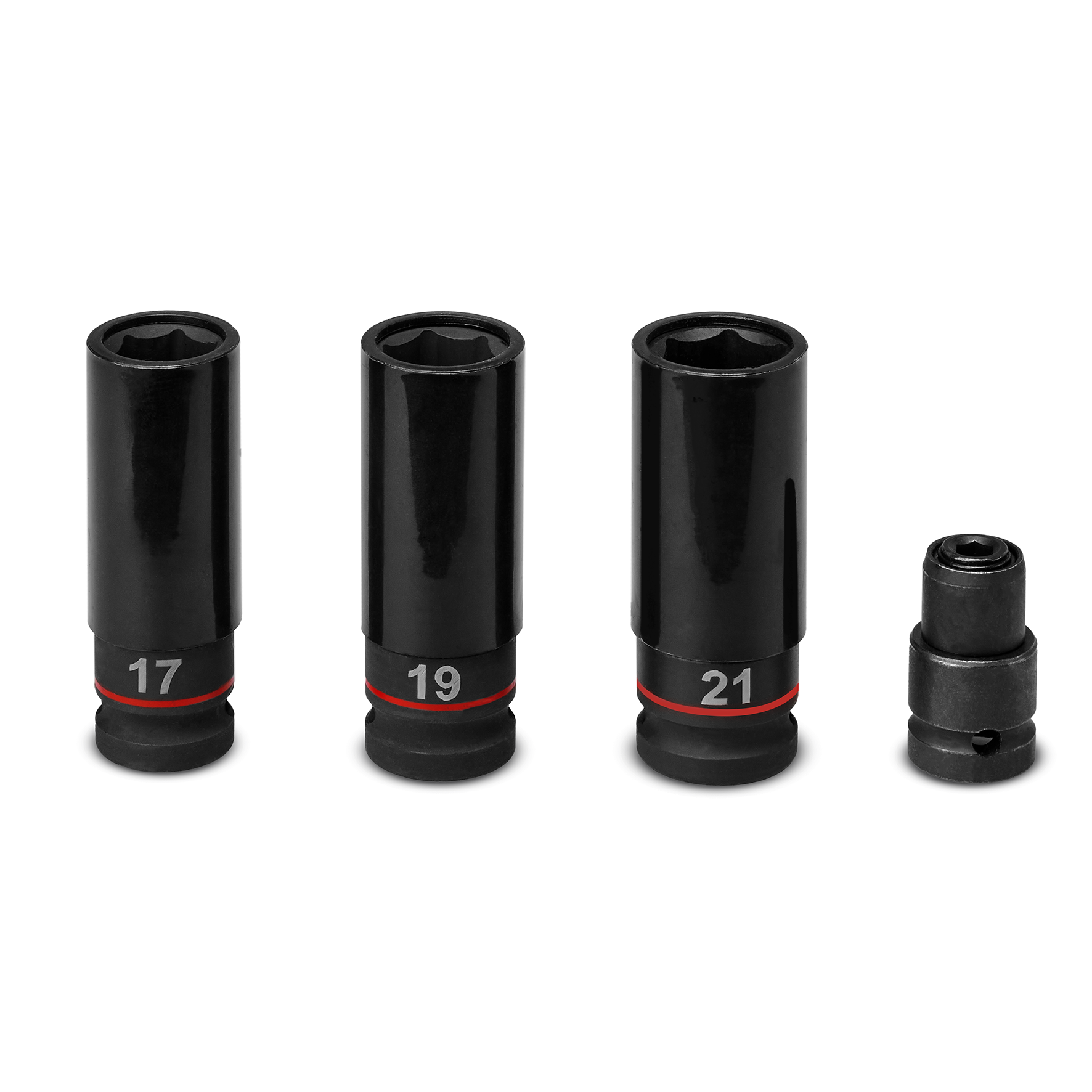Drei schwarze Steckdosen und ein Adapter. Die Zahlen 17, 19 und 21 sind aufgedruckt. Weißer Hintergrund.