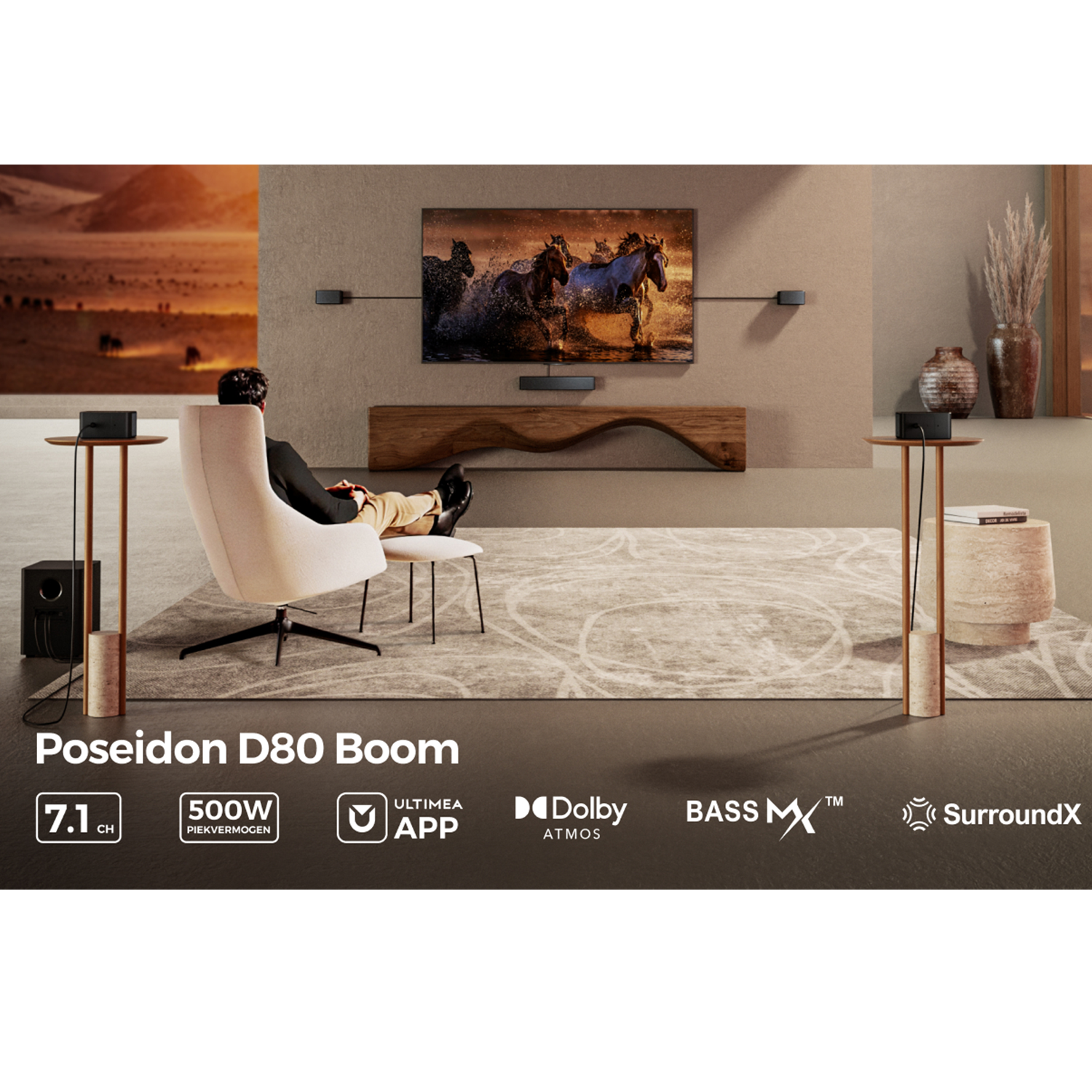 Woonkamer met tv, geluidssysteem en een persoon die zit. Tekst: Poseidon D80 Boom, 7.1 CH, 500W, Dolby Atmos.
