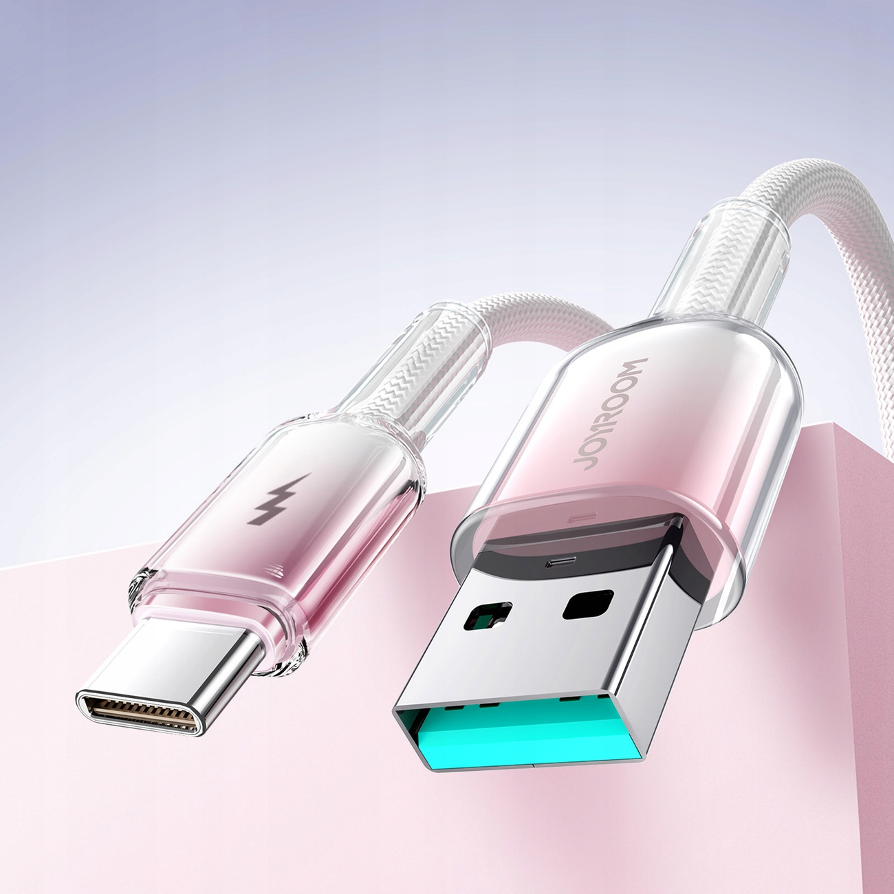 Ein weißes USB-Kabel mit einem rosa und silbernen USB-C-Anschluss und einem USB-Anschluss. Der Markenname ist sichtbar.