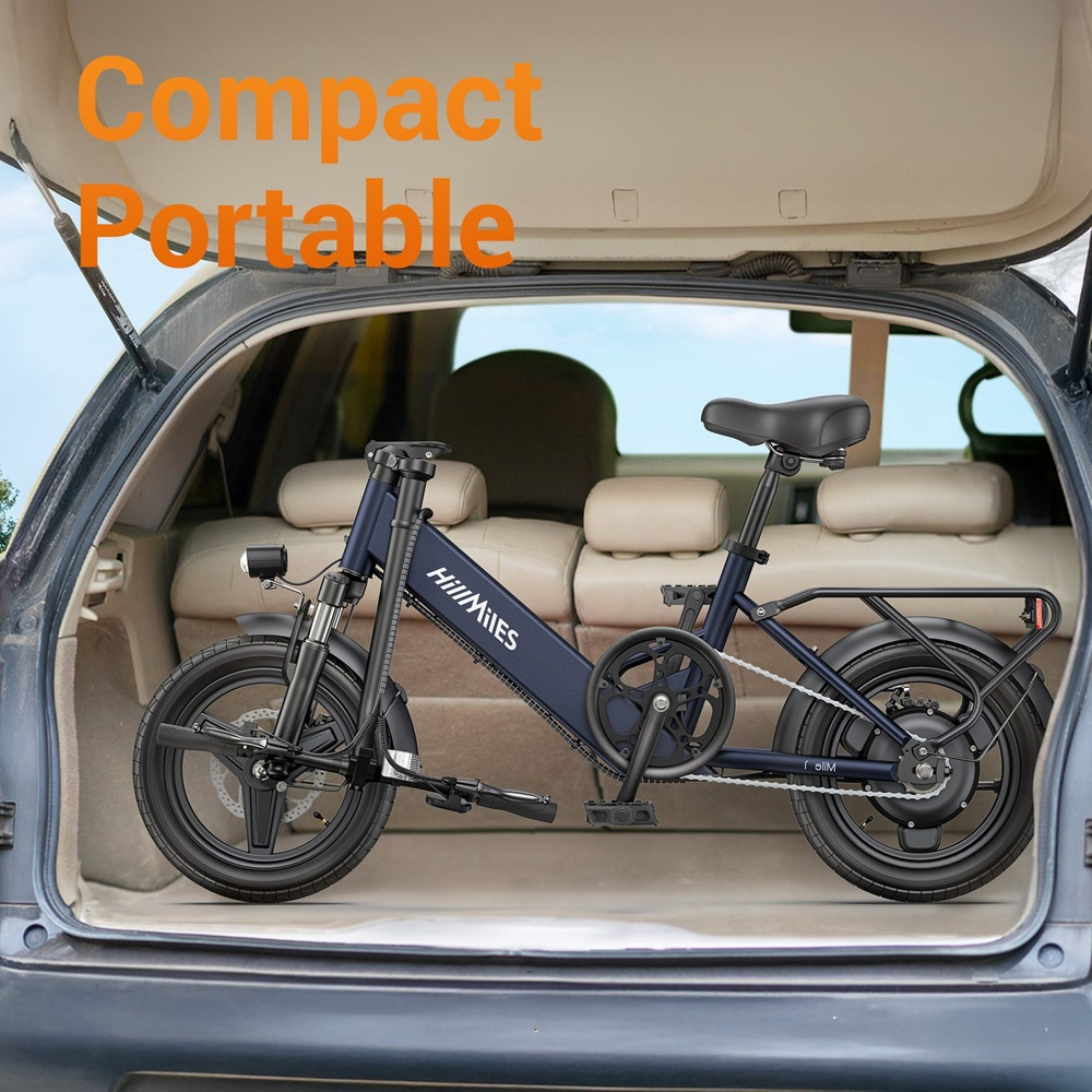 Una bici elettrica pieghevole blu compatta è nel bagagliaio di un'auto, pronta per il trasporto.